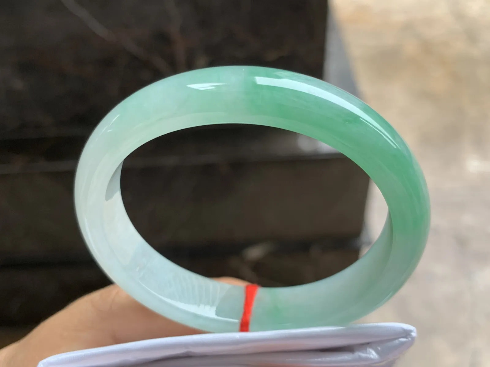 55.5-12.2-7.3mm
带色贵妃手镯 底子细腻 水润清新 正圈52/53可带