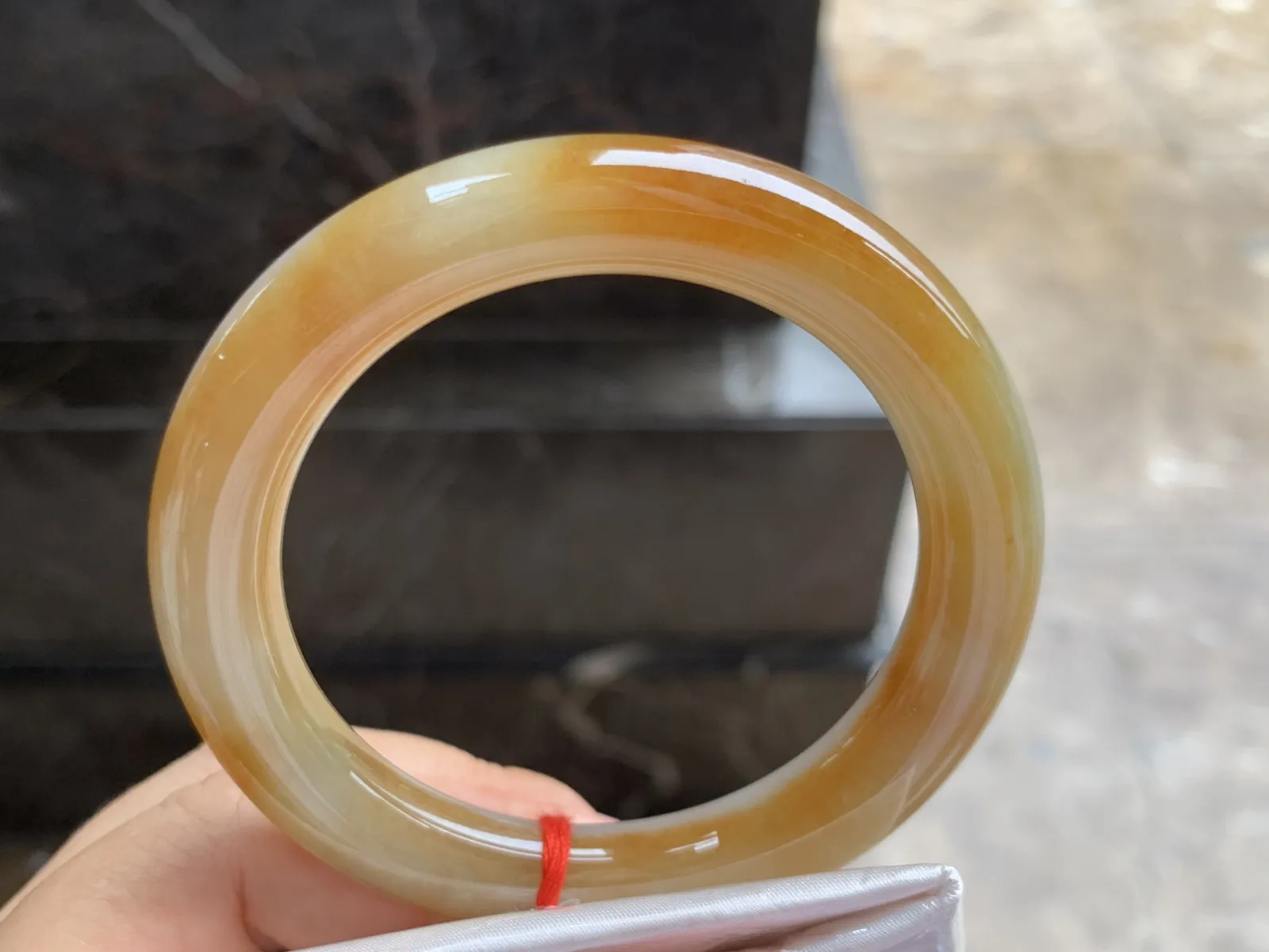 53.5-10mm
黄翡圆条手镯 底子细腻 颜色漂亮