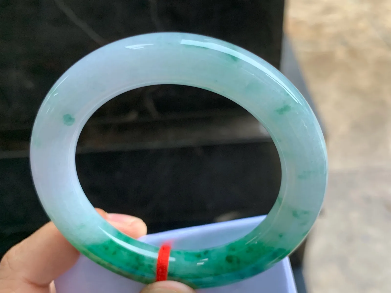 54.5-11.5mm
色花圆条手镯 底子细腻 花色辣绿漂亮