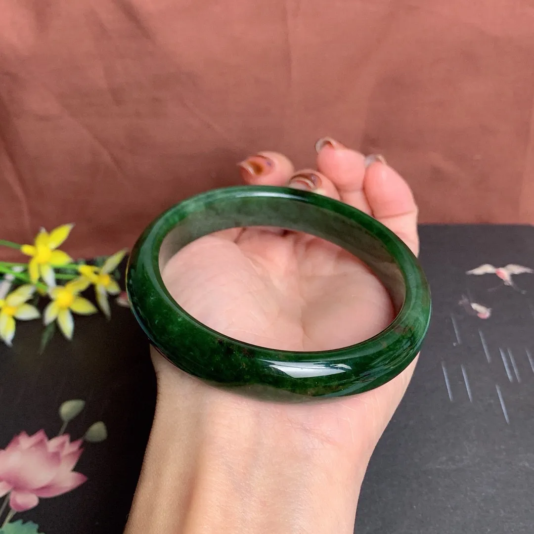和田玉63圈口菠菜绿碧玉手镯！玉质细腻油润 底色纯净 无纹裂 脂粉好，品质高