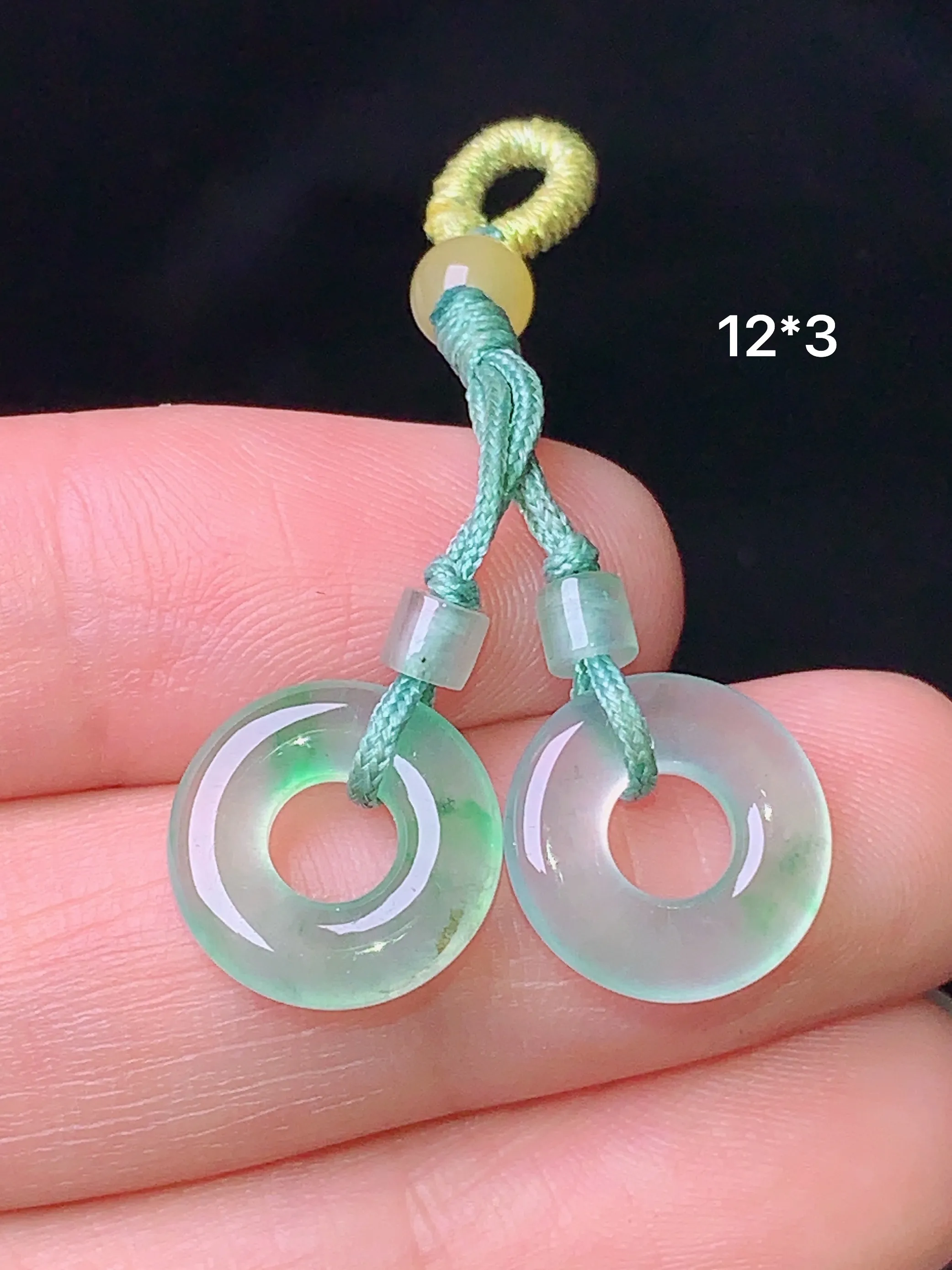 飘绿平安环一对 吊坠 玉质细腻 色泽清新艳丽 整体尺寸12*3