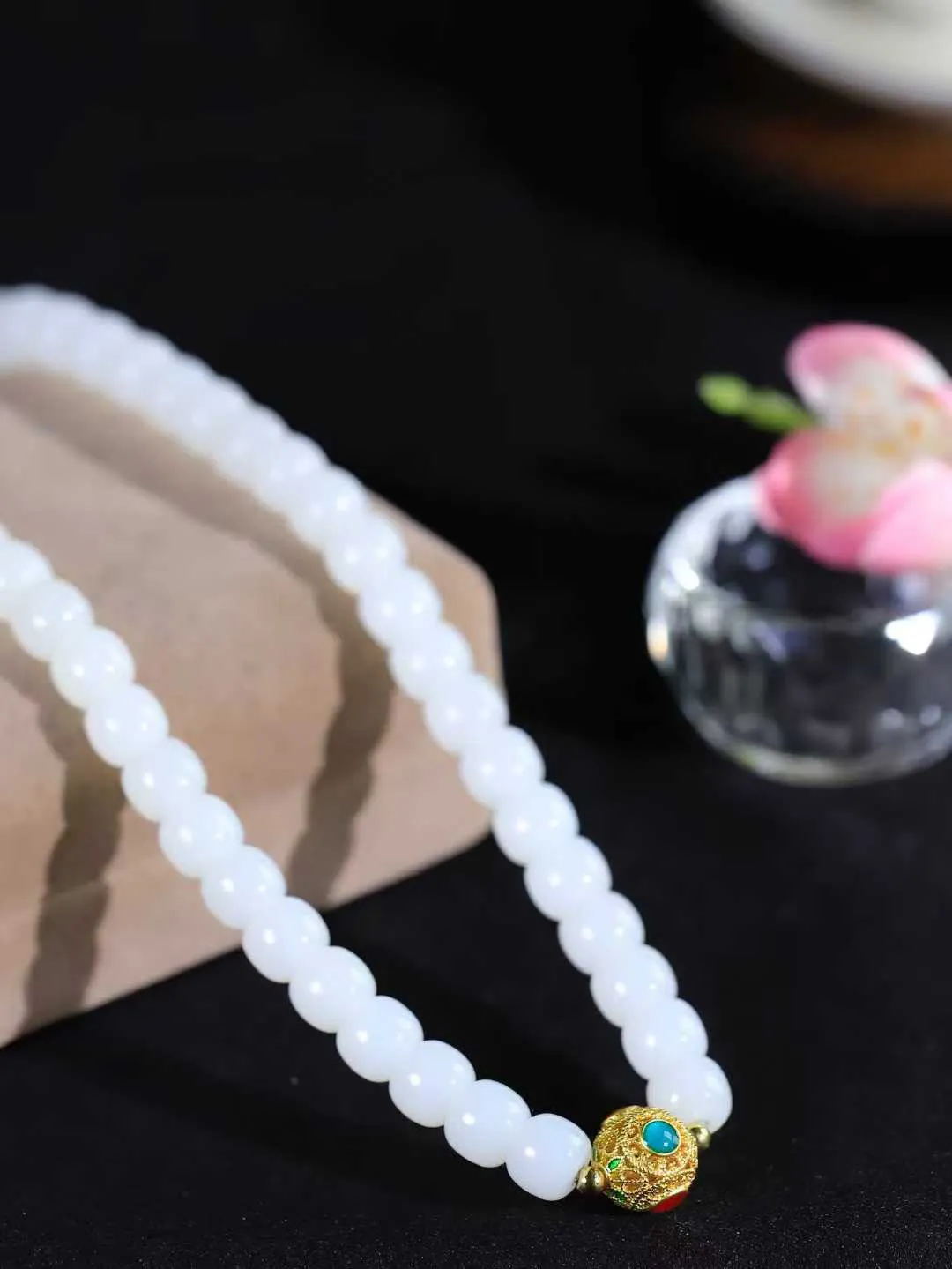 【链.108】

精品️和田玉白玉老型珠挂链 玉质温润细腻 油性十足 佩戴舒适。珠珠落玉盘，间关莺语花底滑，一生美好时光，无论身在何处，都有它相伴相守。事事顺遂，幸福美满，吉祥如意。重94克 尺寸取一6.8-7.9mm FDL-441051333