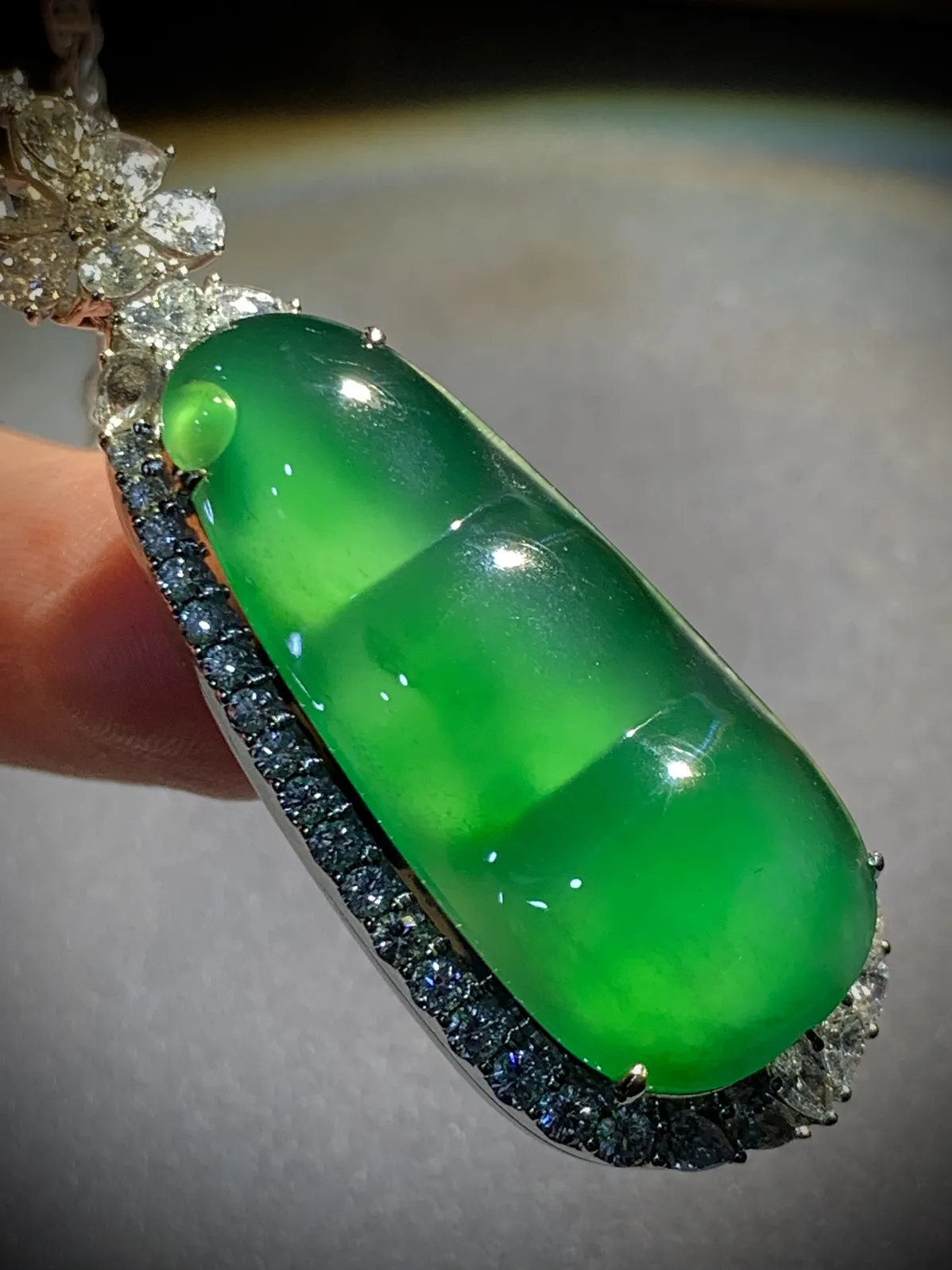 高品质缅料翡翠豆子，
裸石 37.2-17-5.8mm，
整体53.6-20.8-14mm，
18K金，南非钻，
