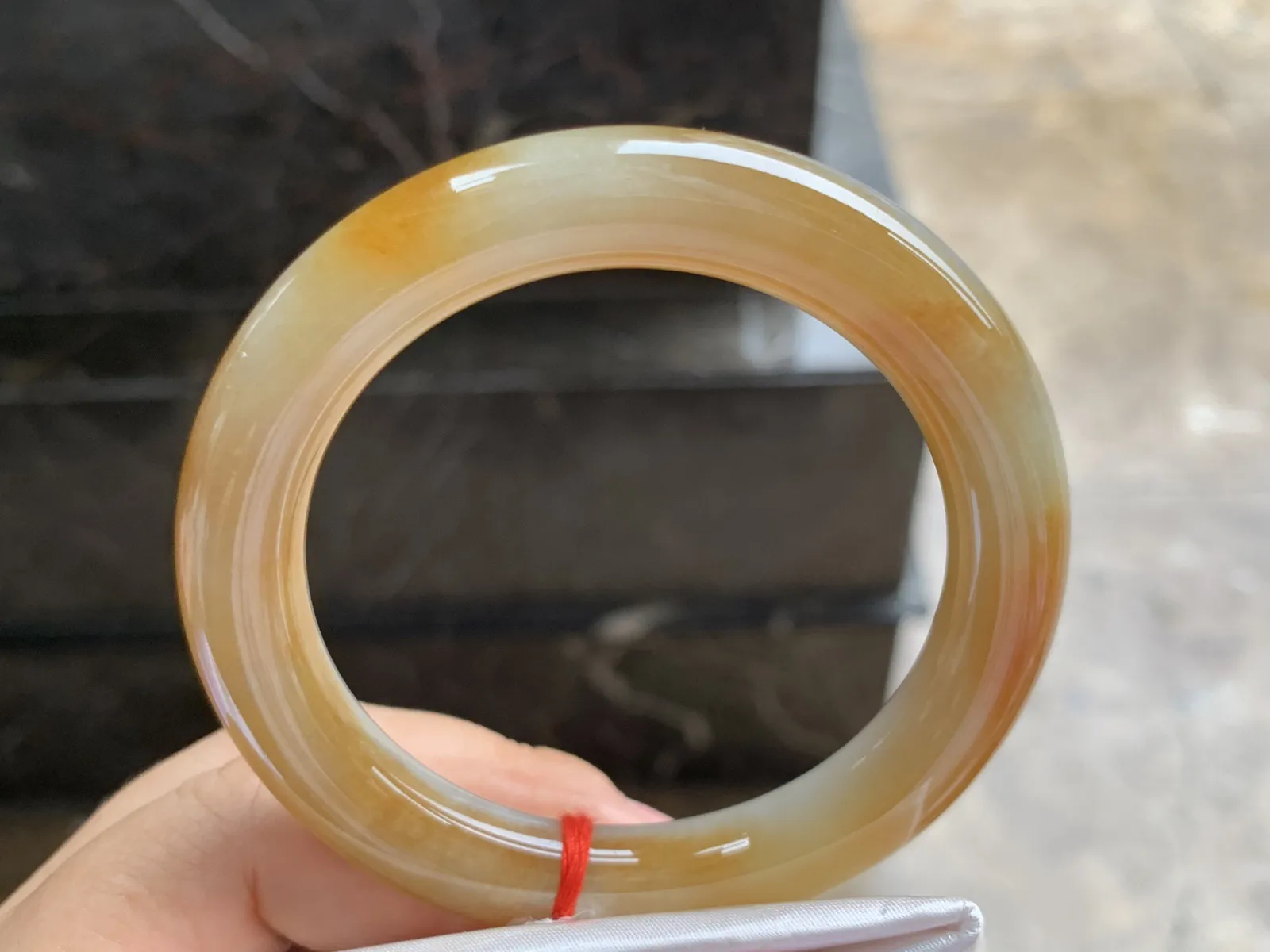 53.5-10mm
黄翡圆条手镯 底子细腻 颜色漂亮