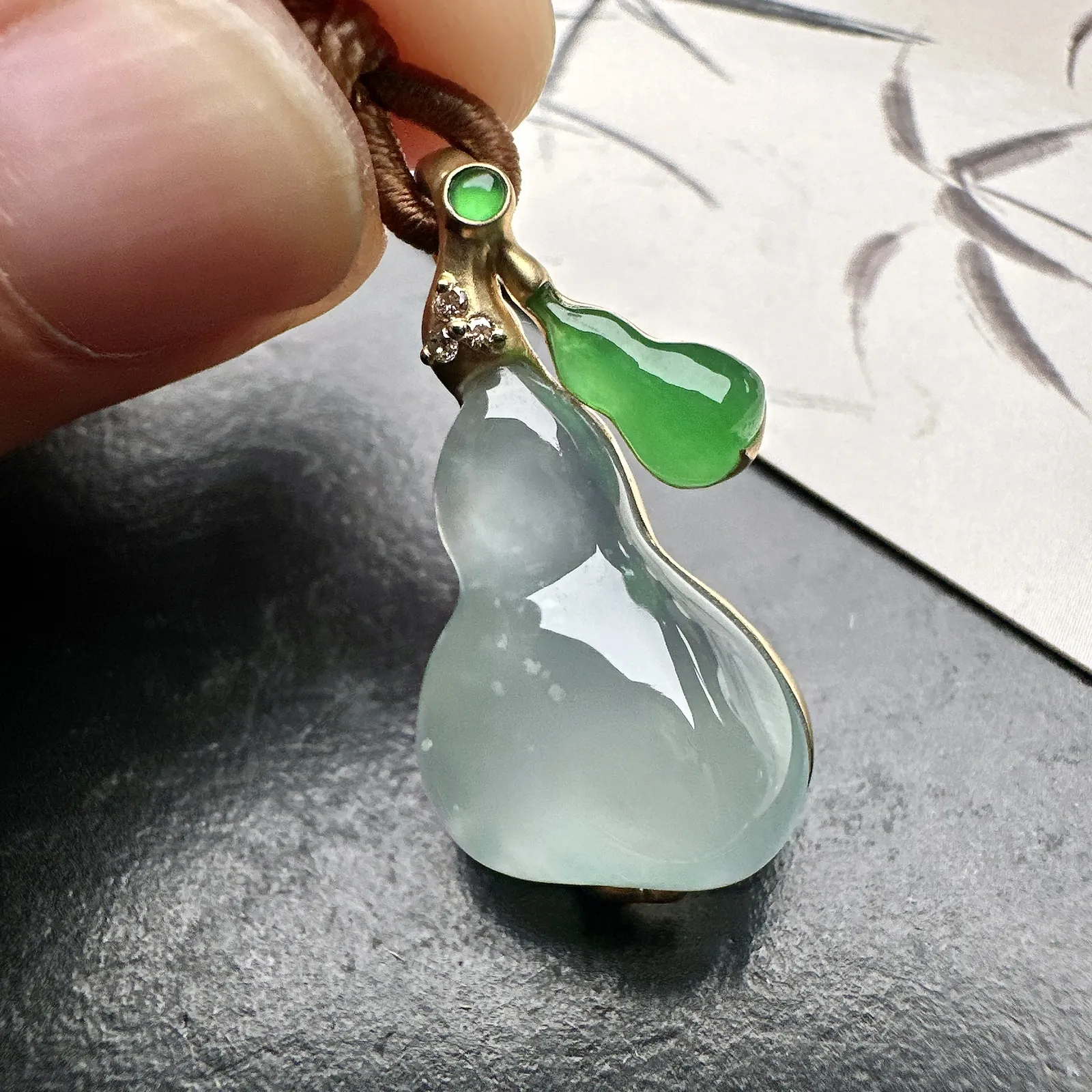 【冰种葫芦吊坠】质地细腻清爽，荧光感强烈，18K金钻镶嵌，裸石尺寸23.6*15.7*8.8毫米