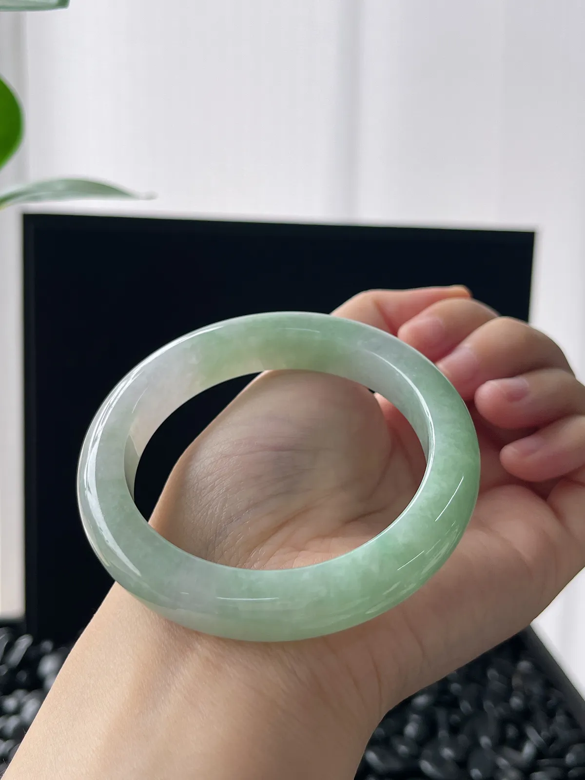 正圈54.5圈口，翡翠糯化种淡绿色手镯