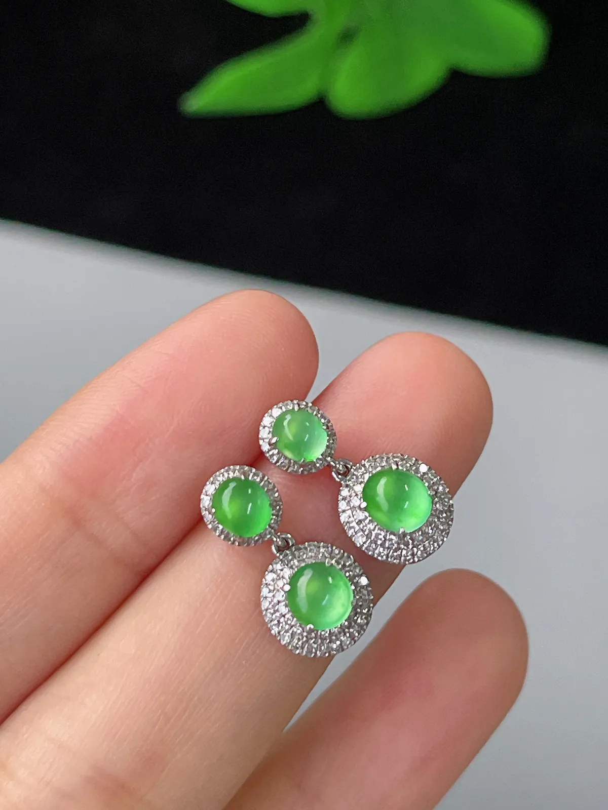 18k金翡翠冰绿耳钉