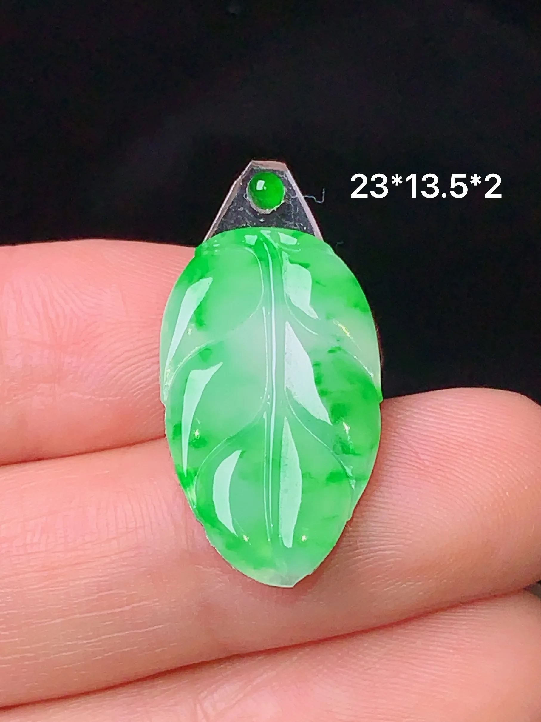 镶嵌款 翠绿树叶吊坠 玉质细腻 色泽清新艳丽 整体尺寸23*13.5*2