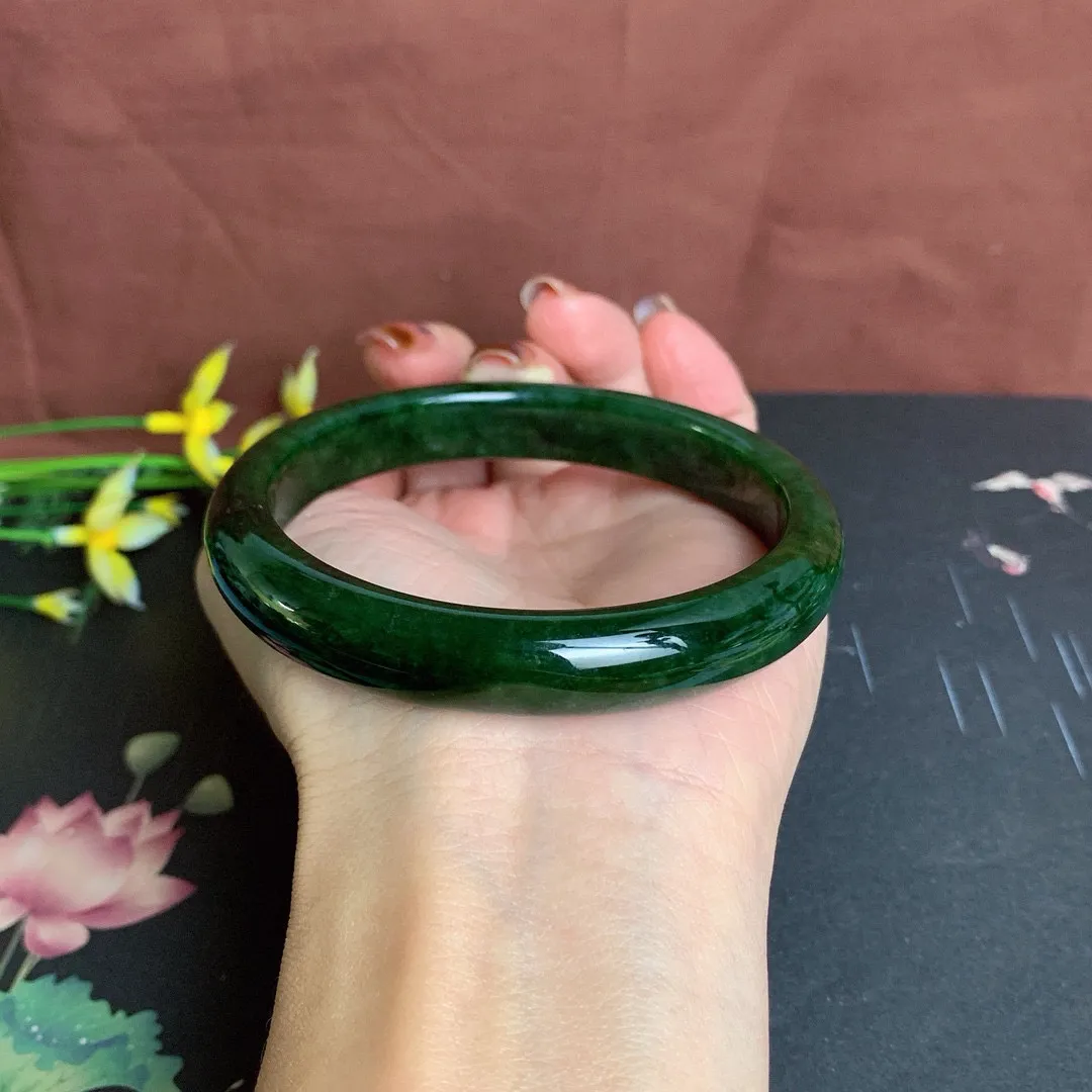 和田玉62.5圈口菠菜绿碧玉手镯！玉质细腻油润 底色纯净 无纹裂 脂粉好，品质高