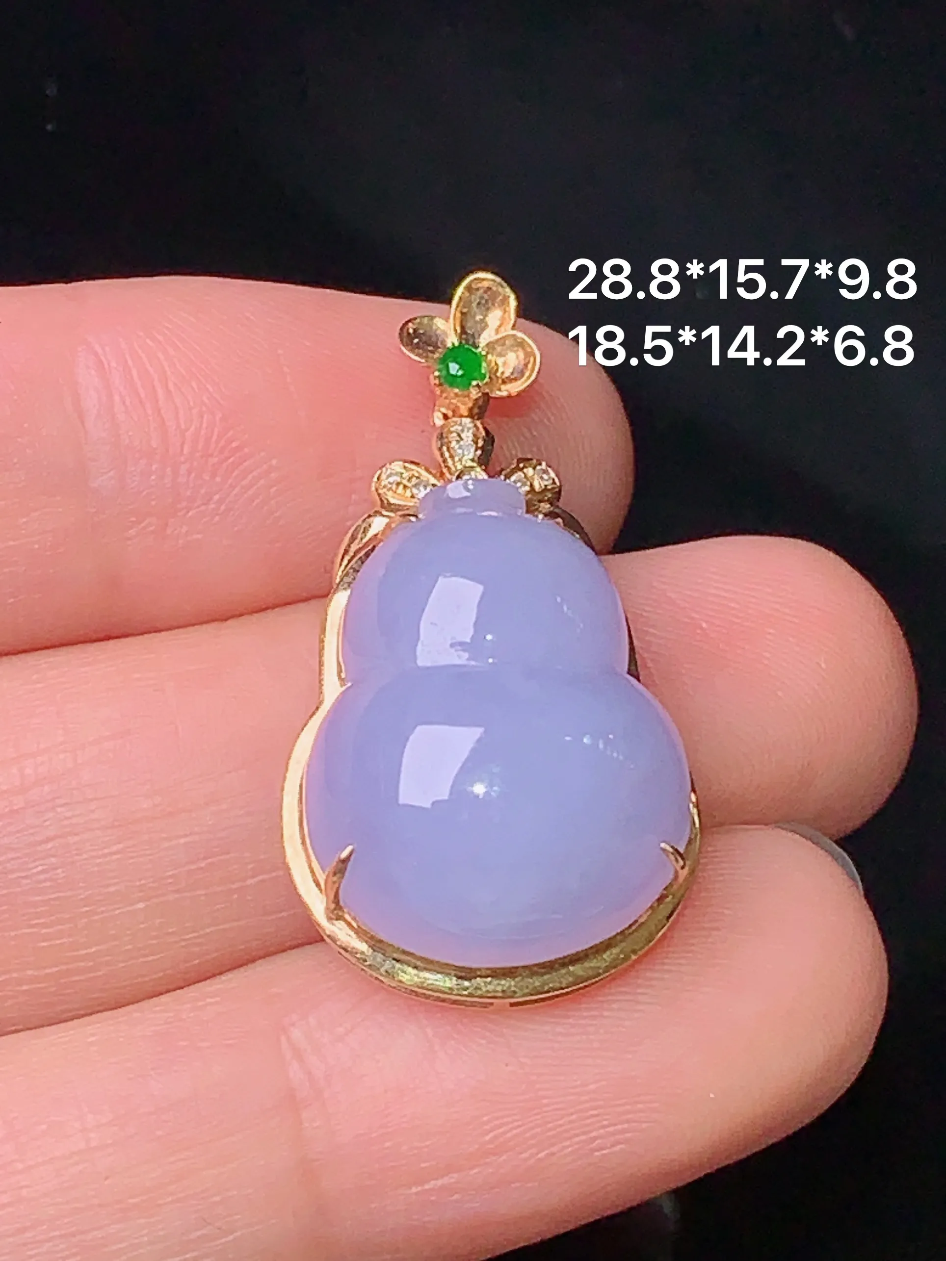 18k金镶嵌紫罗兰葫芦吊坠 玉质细腻 色泽清新艳丽 整体尺寸28.8*15.7*9.8