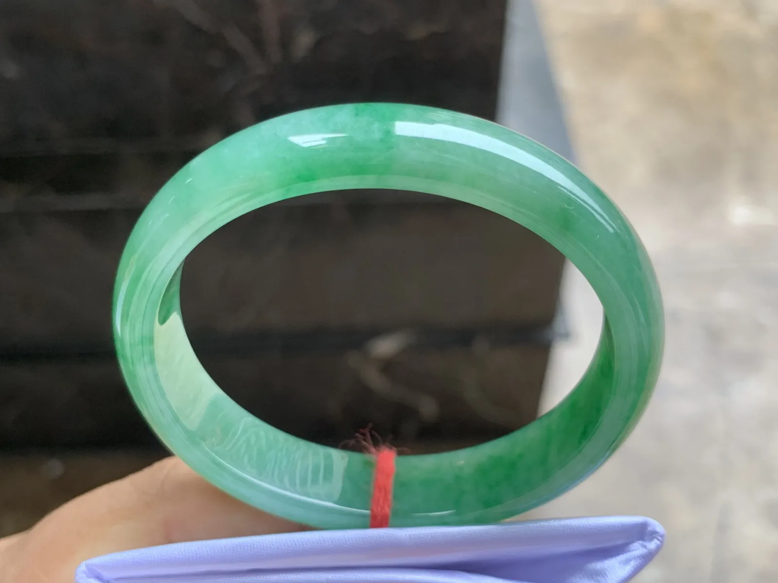 54-12.2-6.7mm
带色贵妃手镯 有种有色 上手漂亮 正圈52可带