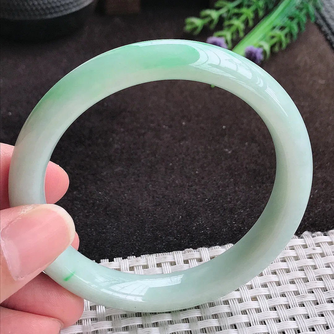自然光60/12.3/8.6老坑精美温润飘绿手镯宽边翡翠玉镯手环