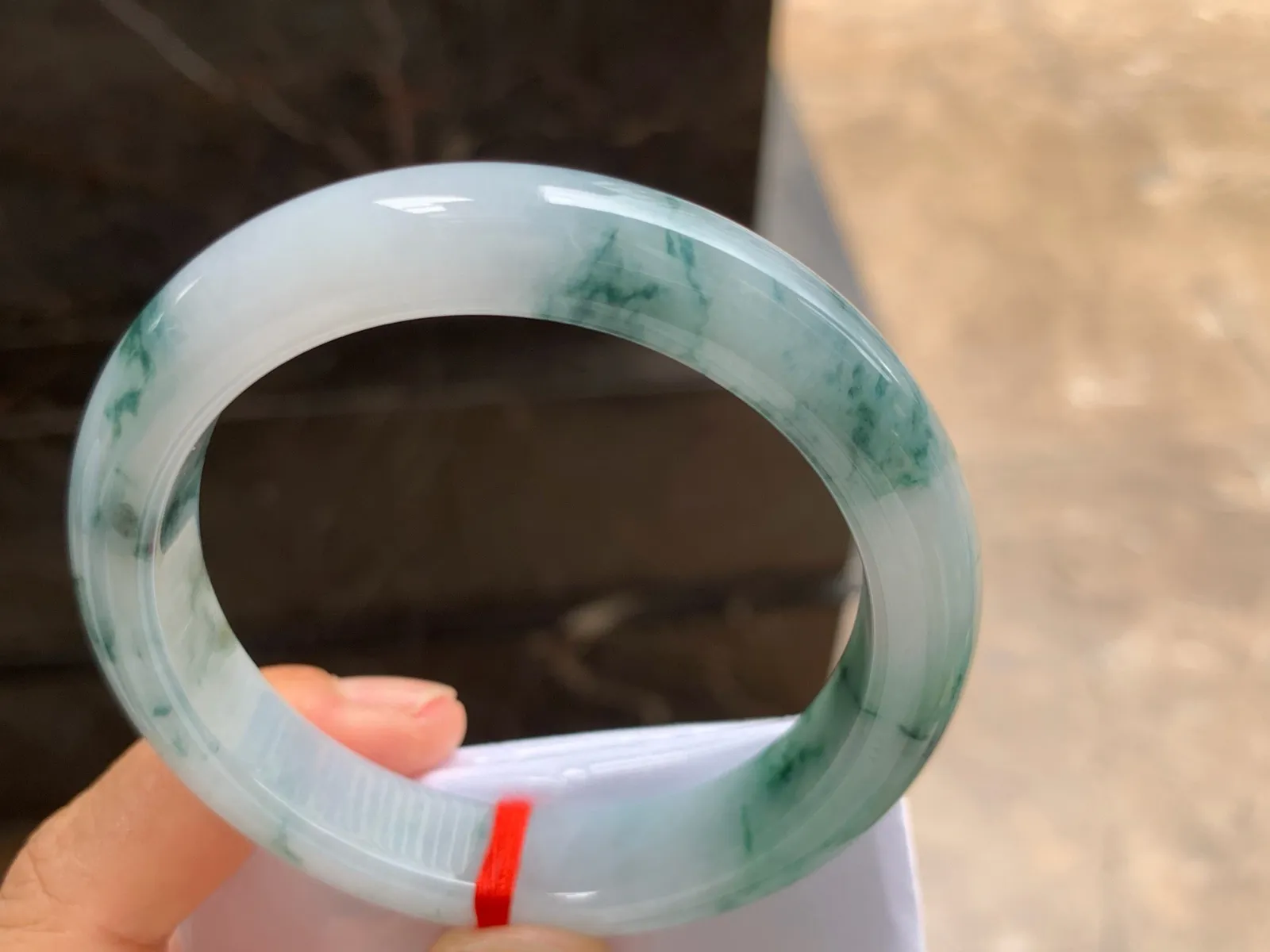 55.5-11.7-8.7mm
飘花手镯 底子细腻 花色特别