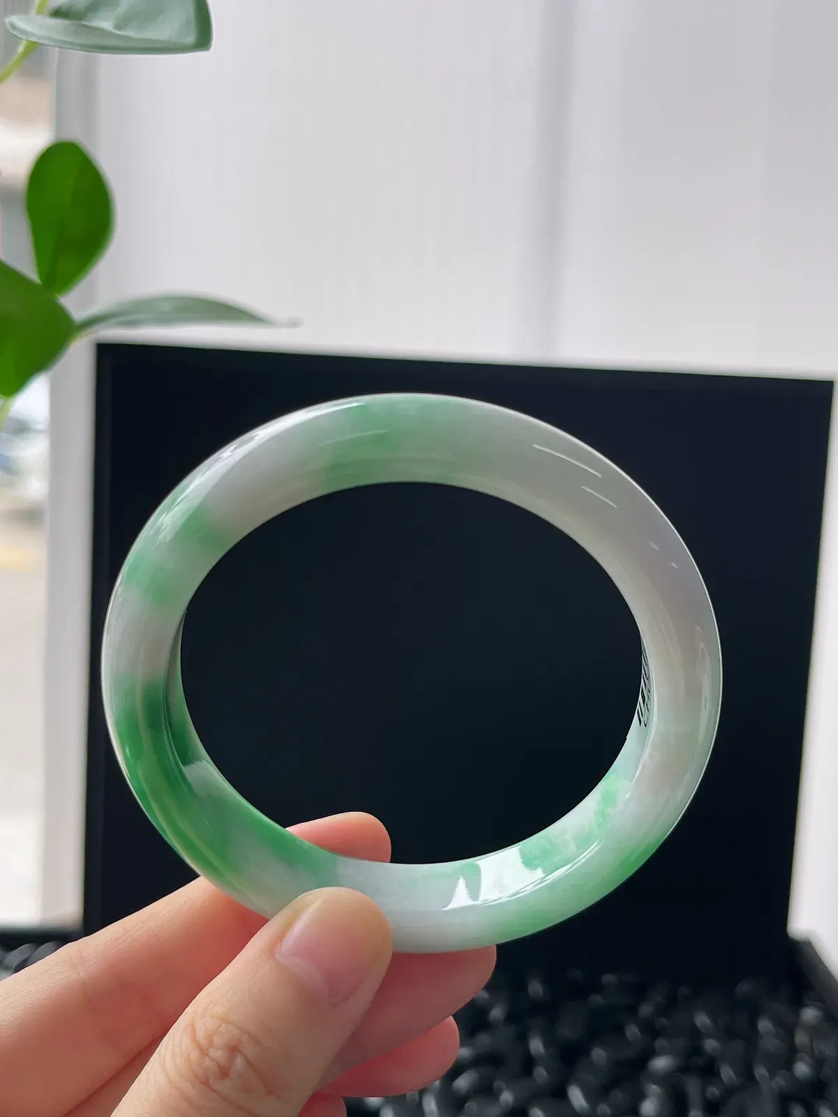 正圈56.5圈口，翡翠糯化种飘绿手镯