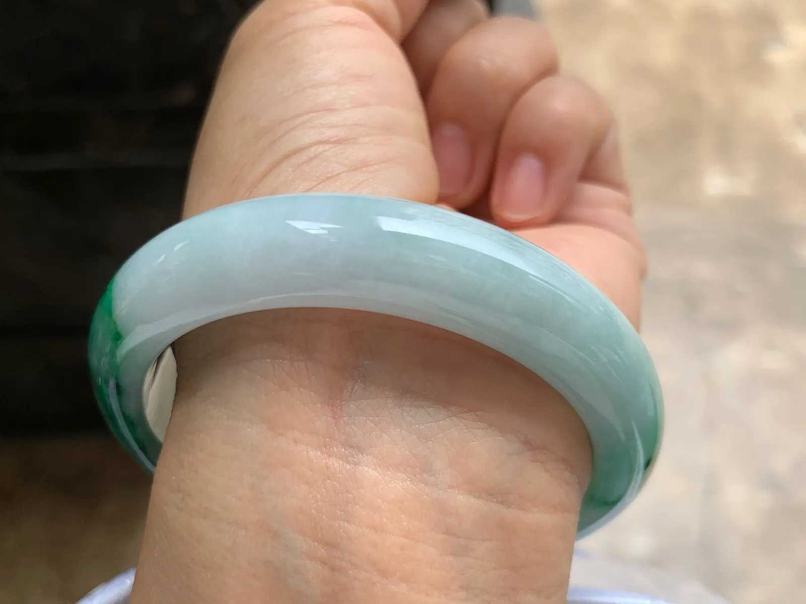 56.5-12.8-8.3mm
带色手镯 底子细腻 颜色浓郁