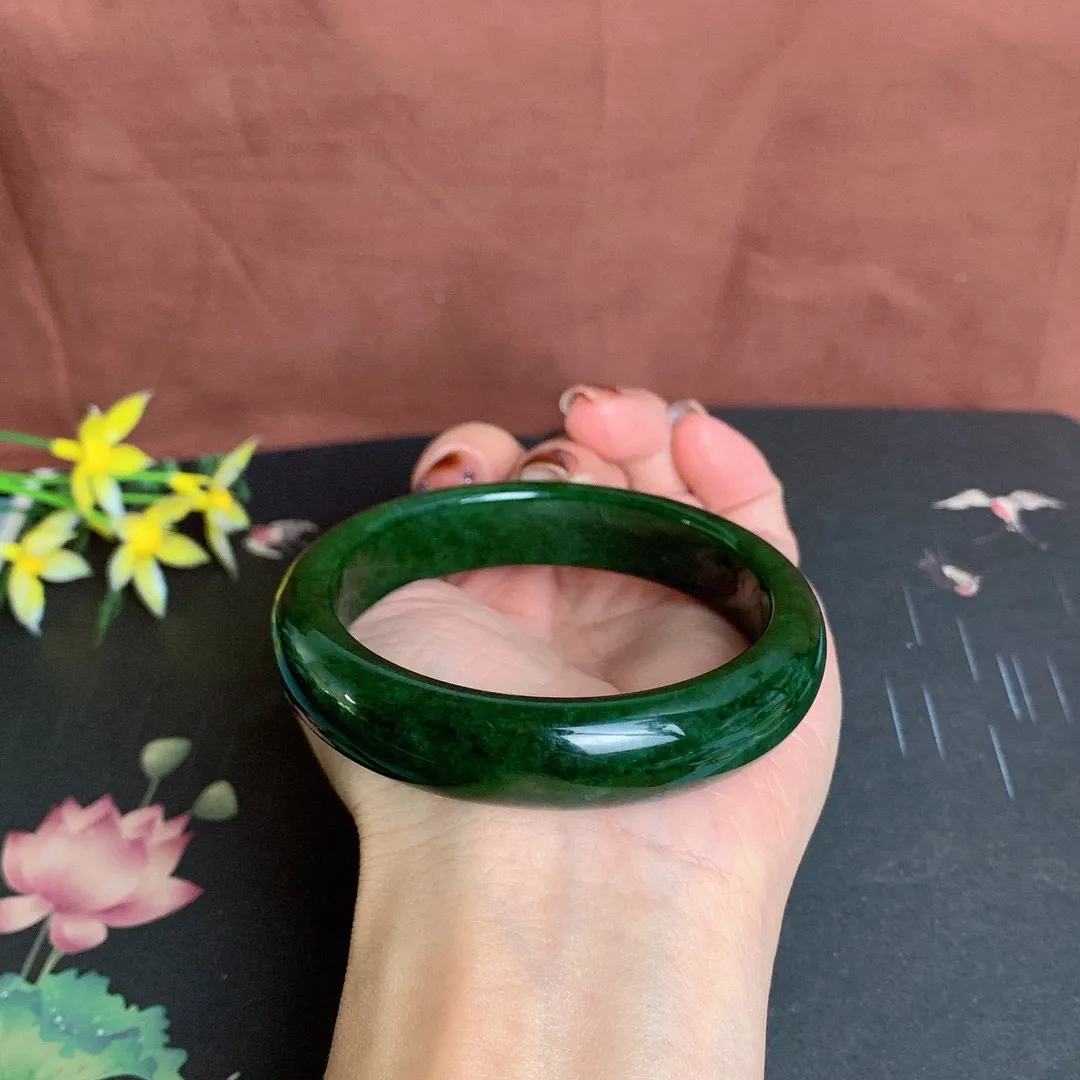 和田玉58.5圈口菠菜绿碧玉手镯！玉质细腻油润 底色纯净 无纹裂 脂粉好，品质高