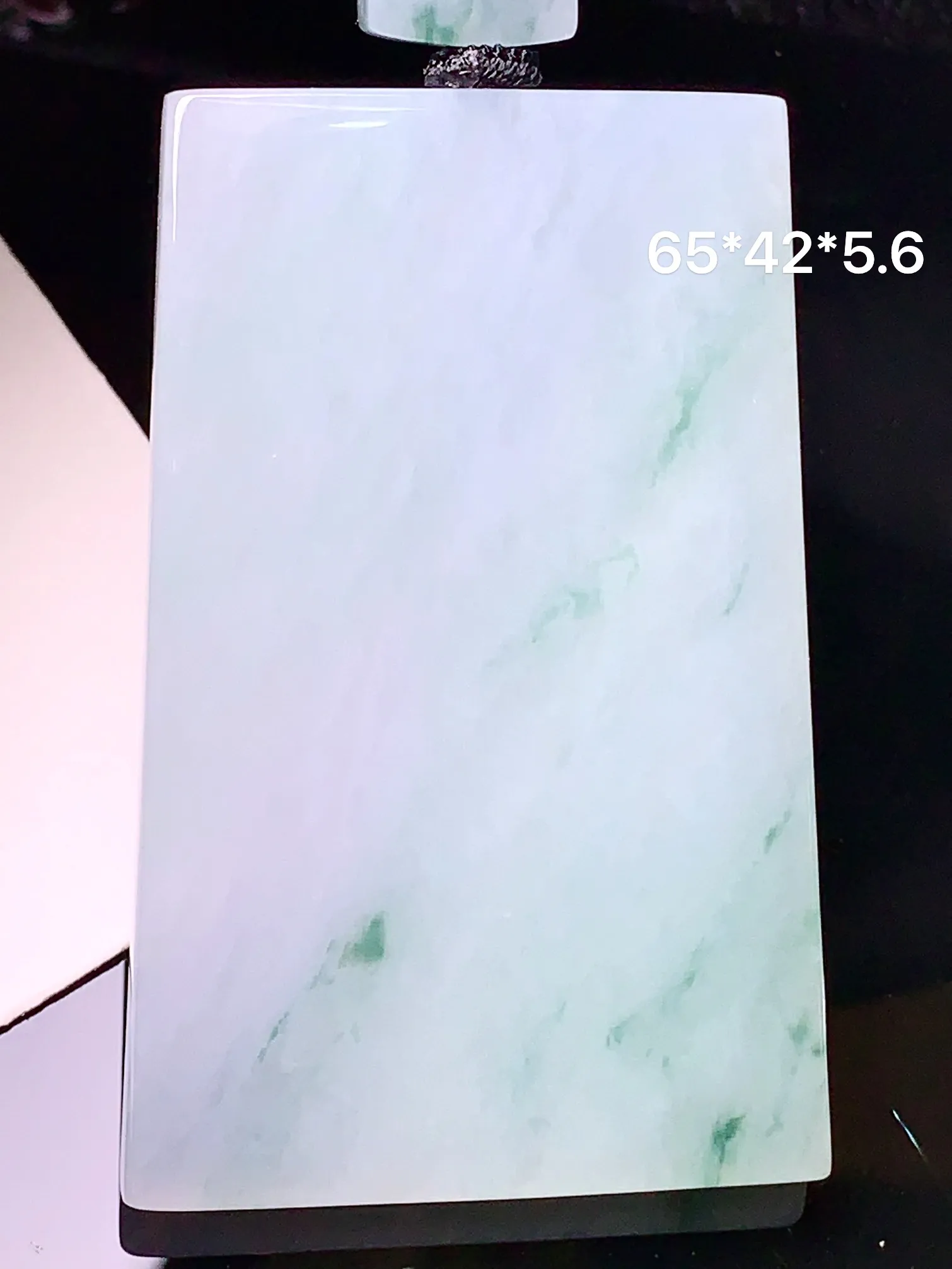 飘绿无事牌吊坠 玉质细腻 色泽清新艳丽 整体尺寸65*42*5.6