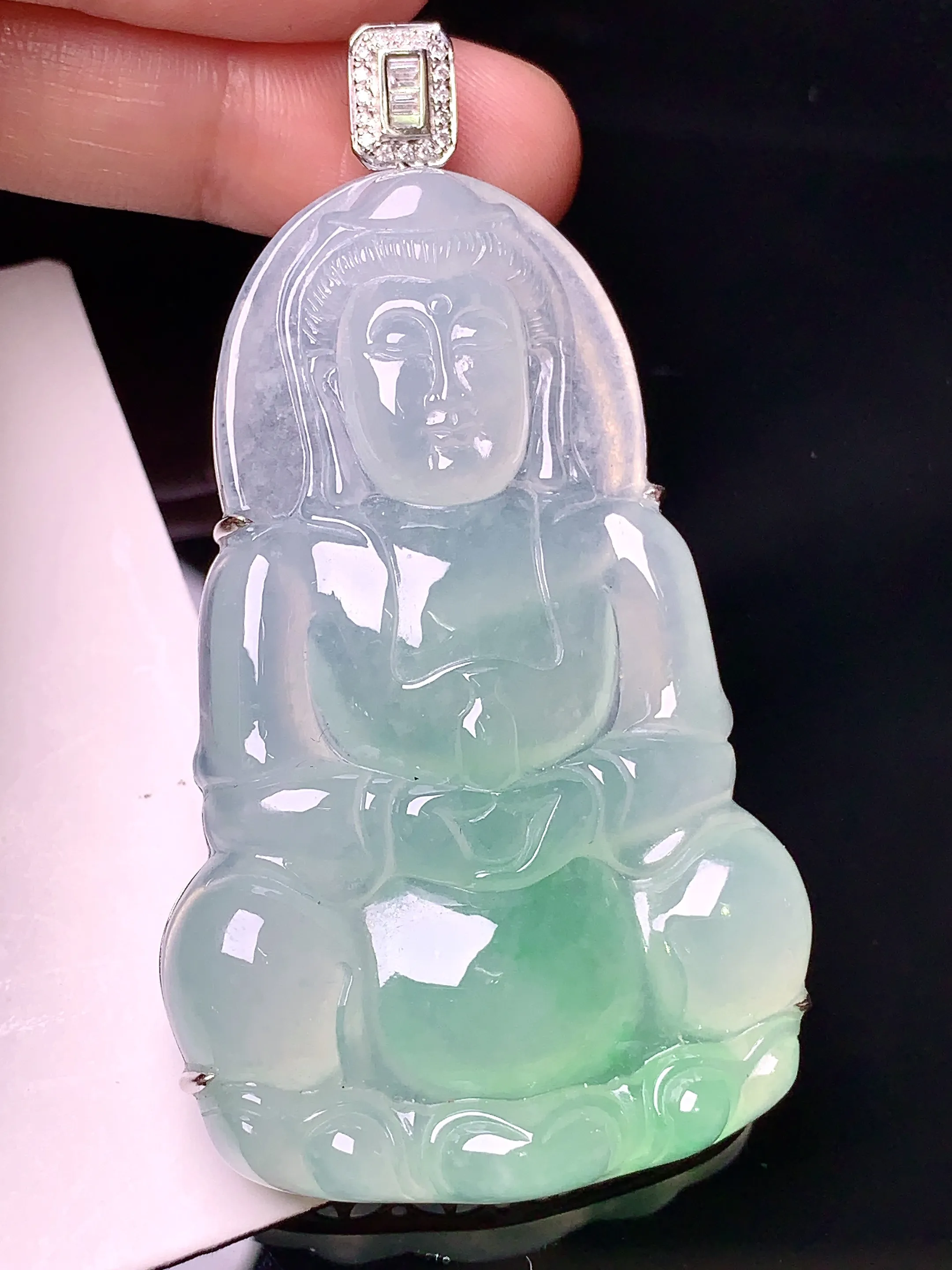 18k金钻镶嵌冰种飘绿观音吊坠 玉质细腻 色泽清新艳丽 整体尺寸68.8*34.6*10
