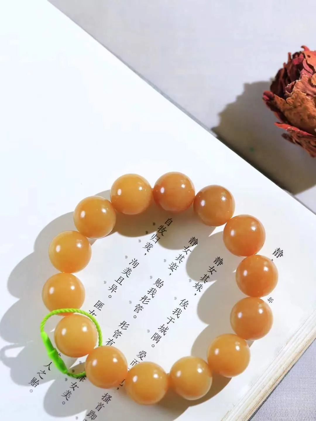 【珠圆玉润.手串】

精品和田玉糖玉珠圆玉润手串 玉质温润细腻  整串打磨圆润，佩戴舒适。珠珠落玉盘，间关莺语花底滑，一生美好时光，无论身在何处，都有它相伴相守。事事顺遂，幸福美满，吉祥如意。重90.8克   尺寸取一16mm   FDL-691072200