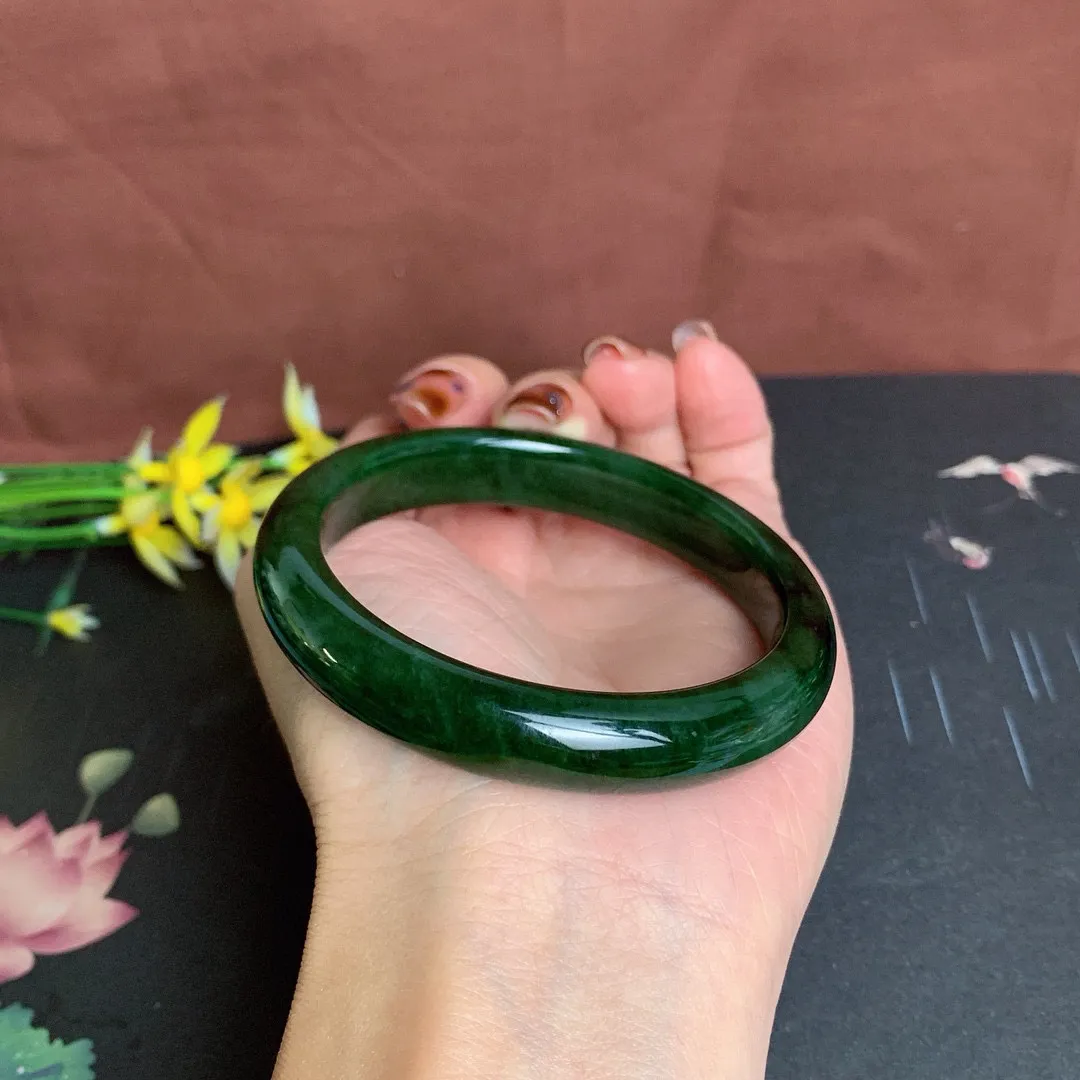 和田玉57圈口菠菜绿碧玉手镯！玉质细腻油润 底色纯净 无纹裂 脂粉好，品质高