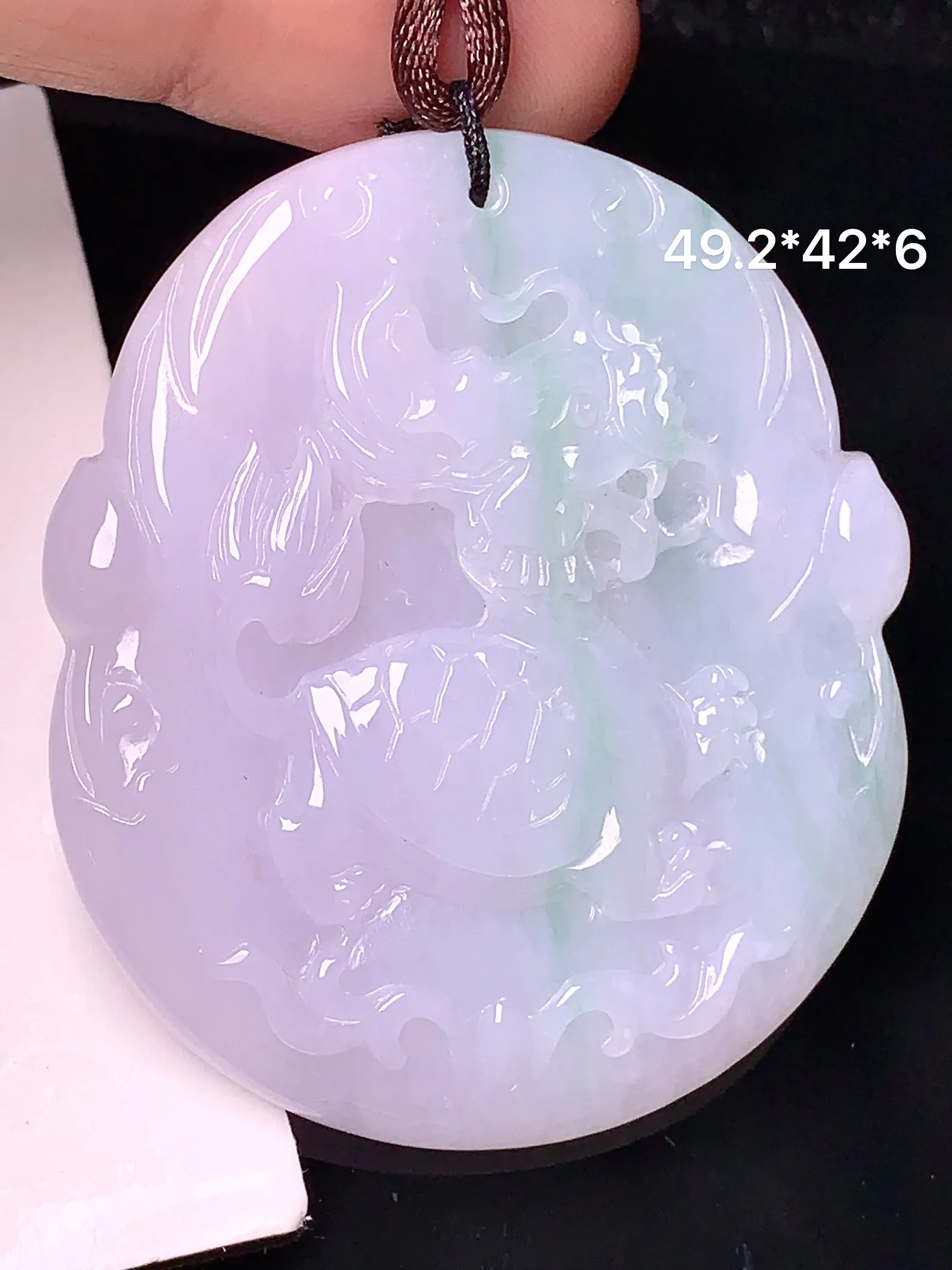 飘绿麒麟牌吊坠 玉质细腻 色泽清新艳丽 整体尺寸49.2*42*6