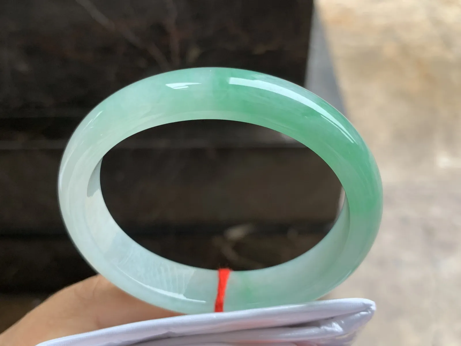 55.5-12.2-7.3mm
带色贵妃手镯 底子细腻 水润清新 正圈52/53可带