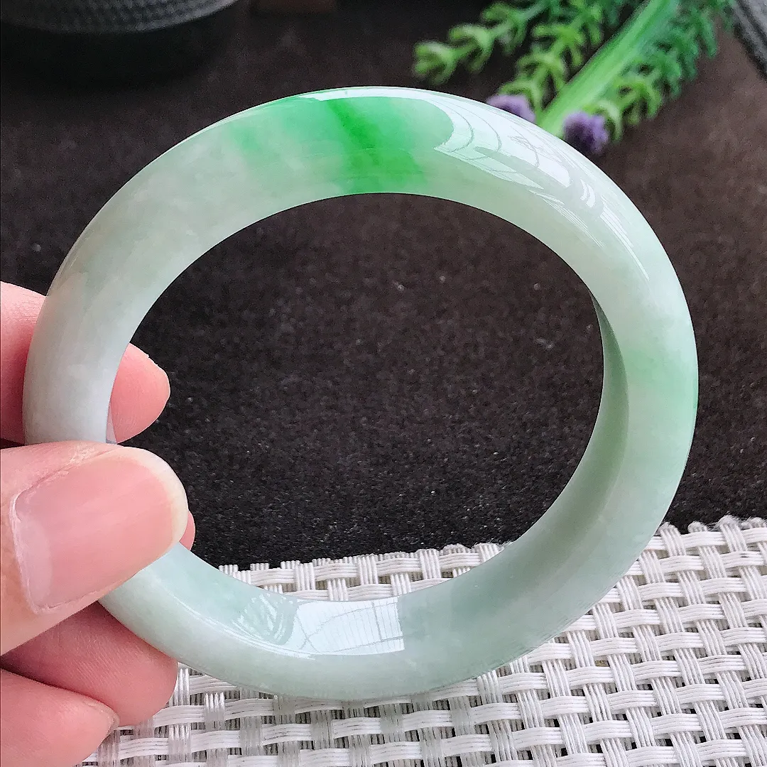 自然光55.8/12.4/8.9老坑精美温润飘阳绿手镯宽边翡翠玉镯手环
