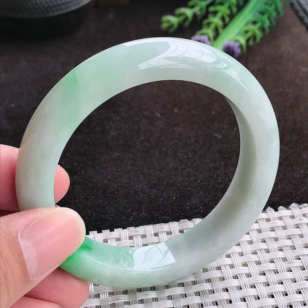 自然光55.8/12.4/8.9老坑精美温润飘阳绿手镯宽边翡翠玉镯手环