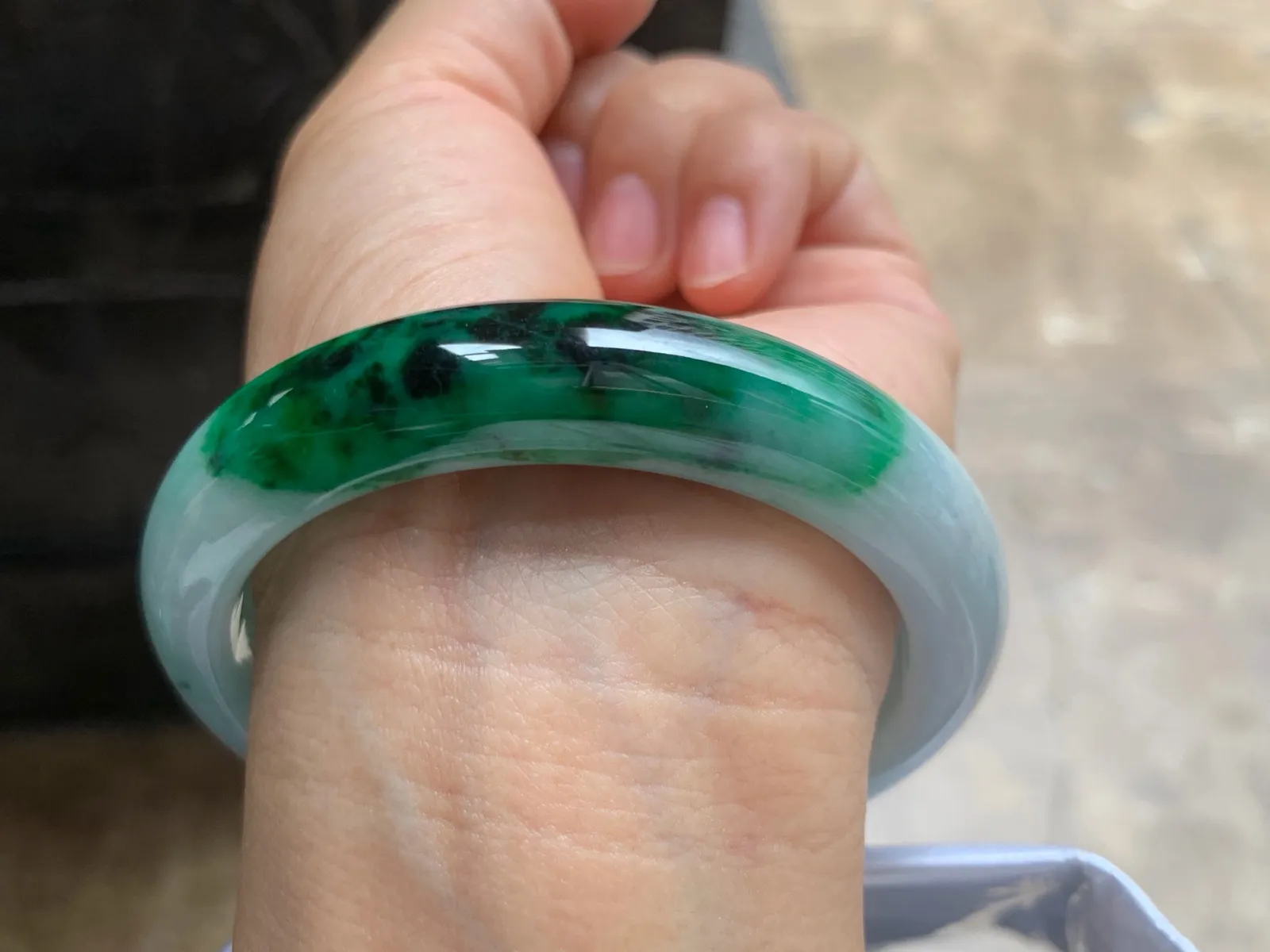 56.5-12.8-8.3mm
带色手镯 底子细腻 颜色浓郁