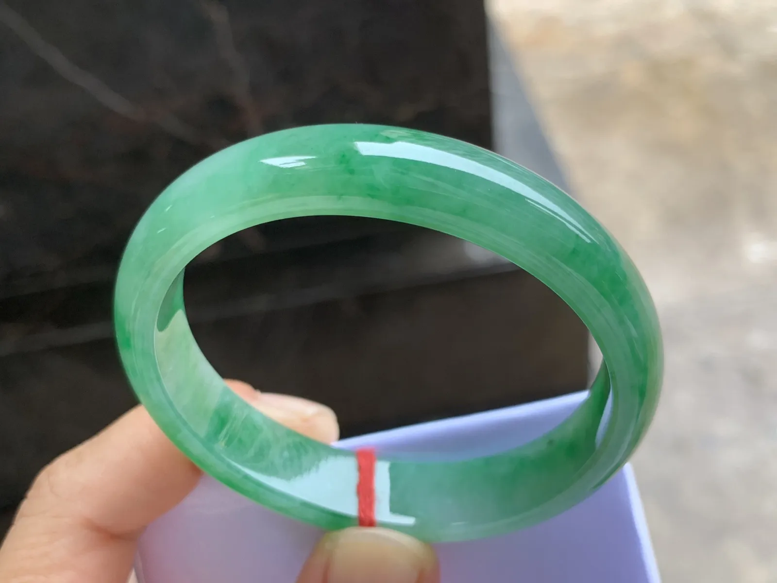 54-12.2-6.7mm
带色贵妃手镯 有种有色 上手漂亮 正圈52可带