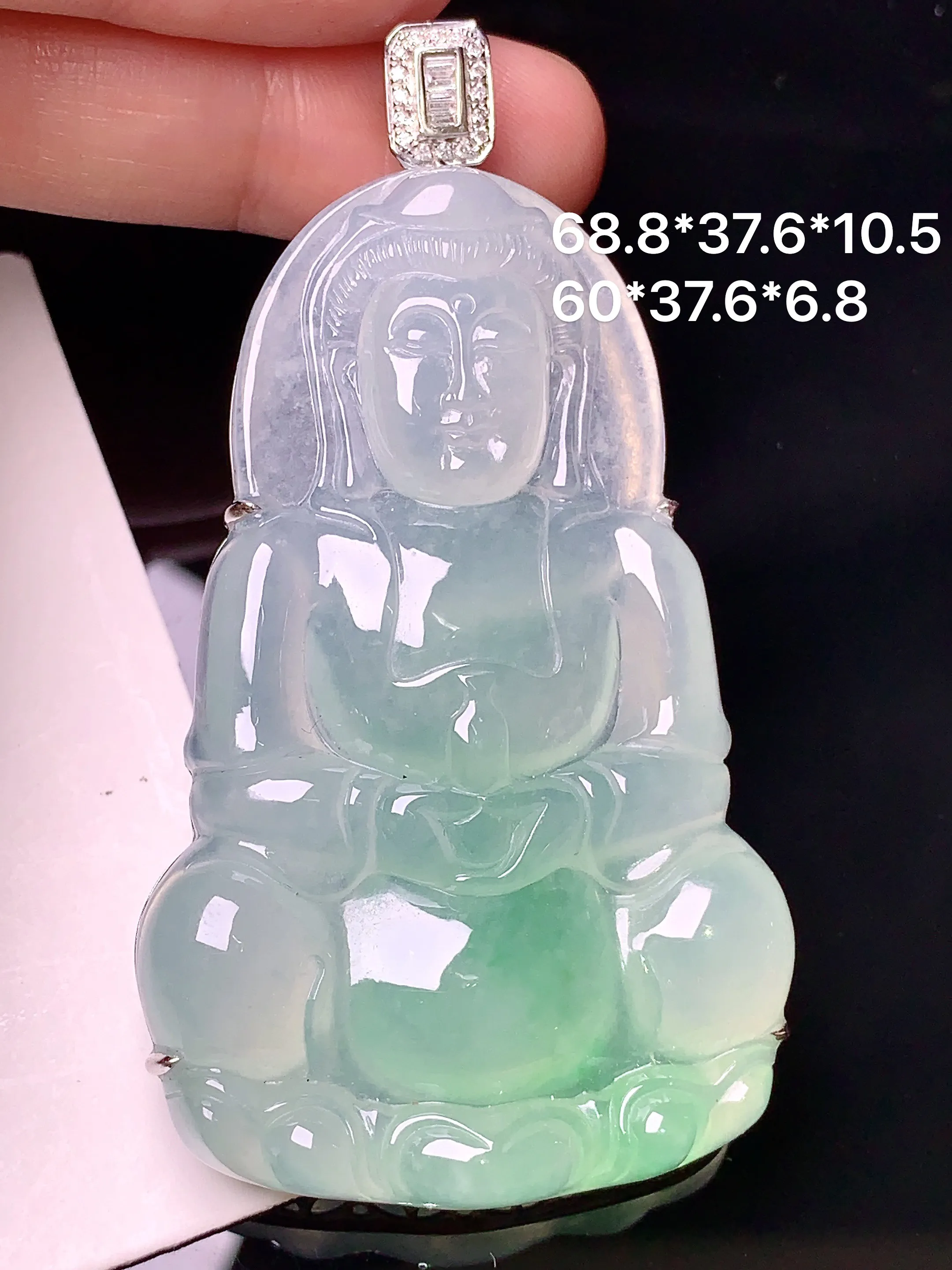 18k金钻镶嵌冰种飘绿观音吊坠 玉质细腻 色泽清新艳丽 整体尺寸68.8*34.6*10