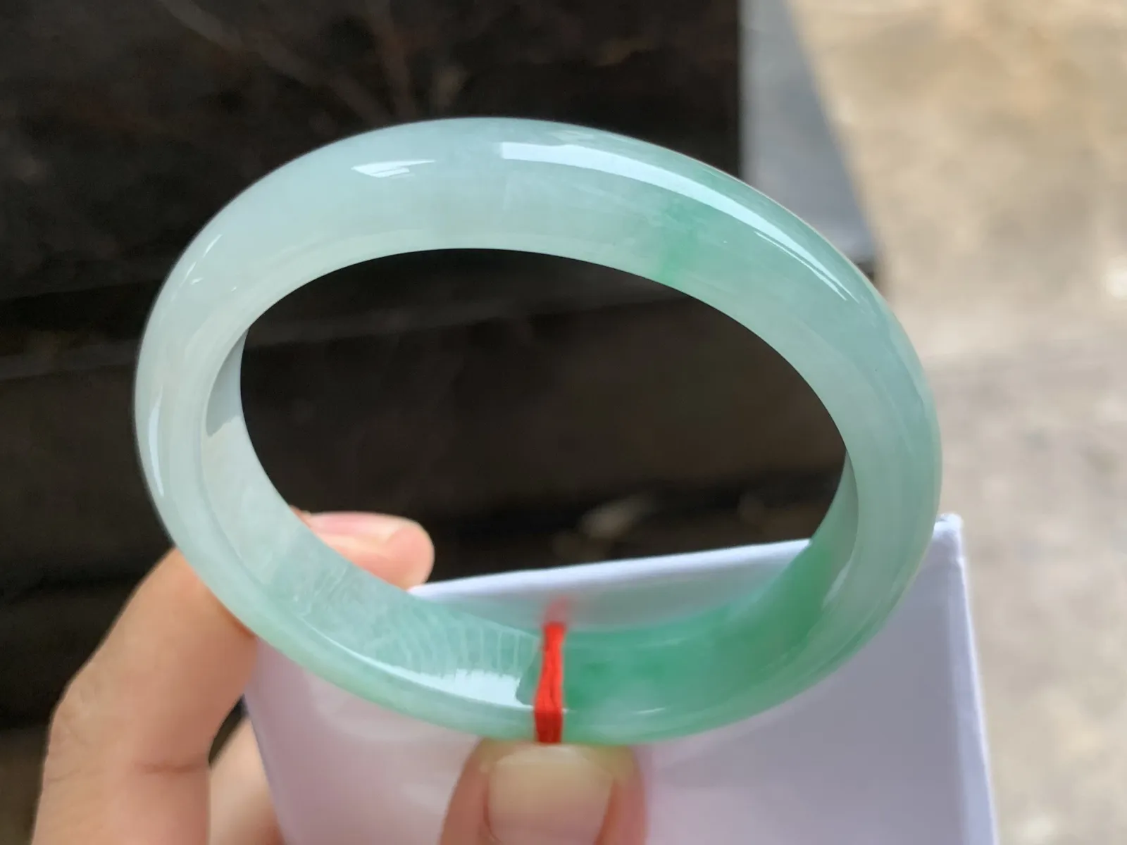55.5-12.2-7.3mm
带色贵妃手镯 底子细腻 水润清新 正圈52/53可带