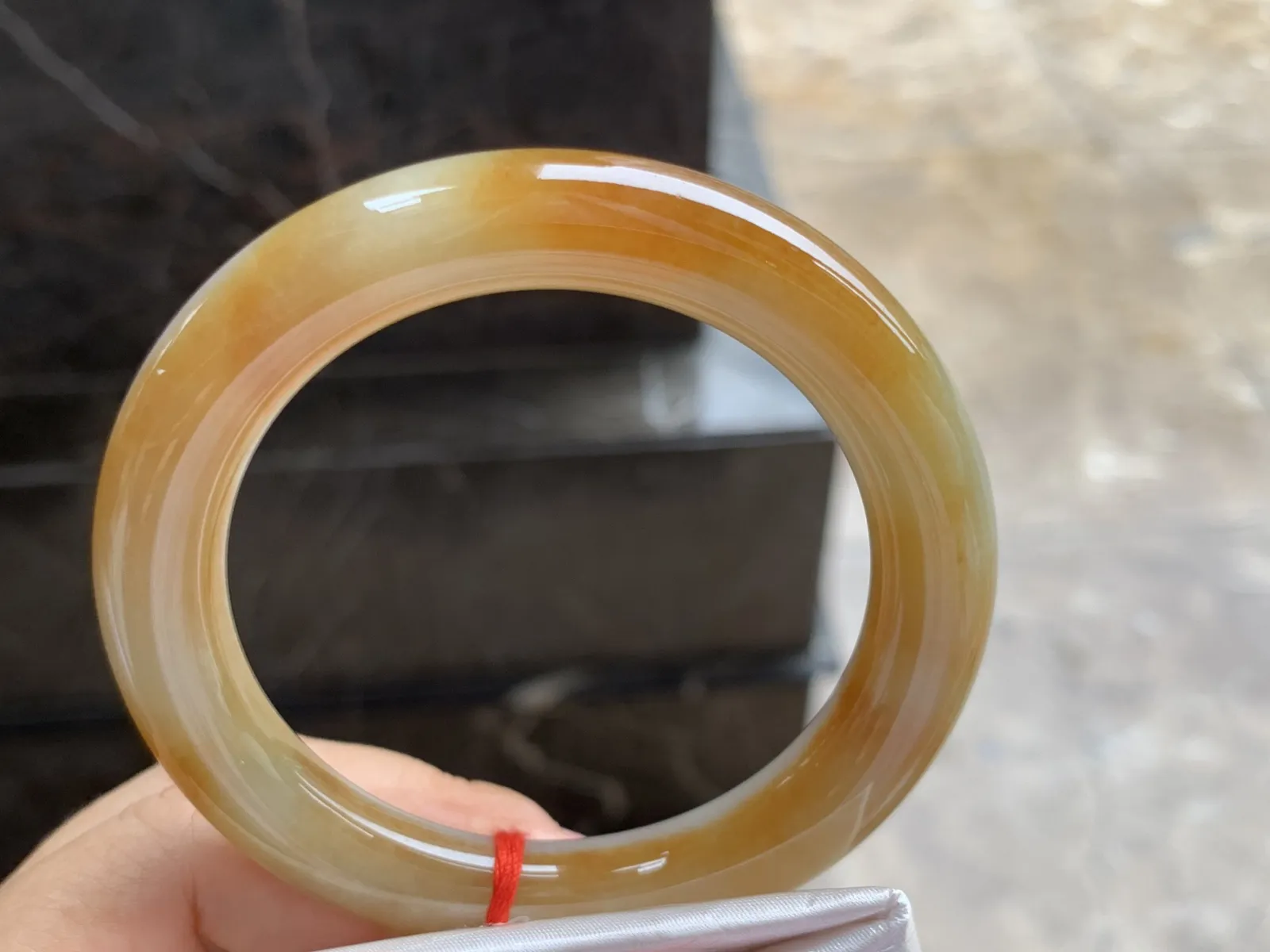 53.5-10mm
黄翡圆条手镯 底子细腻 颜色漂亮
