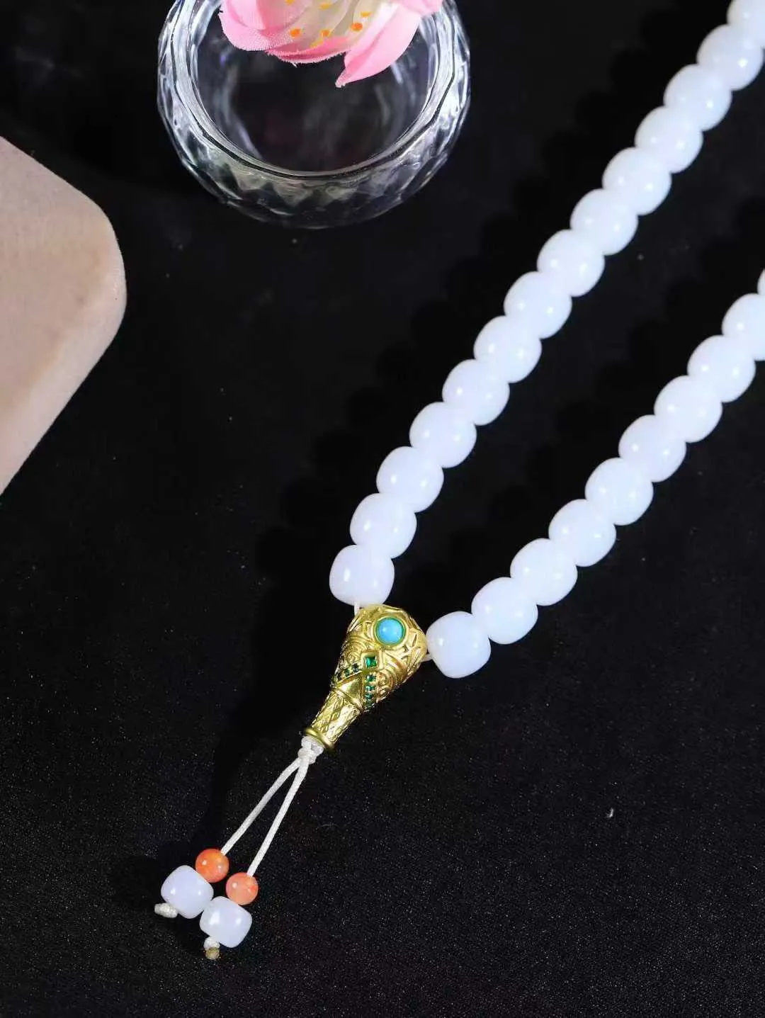 【链.108】

精品️和田玉白玉老型珠挂链 玉质温润细腻 油性十足 佩戴舒适。珠珠落玉盘，间关莺语花底滑，一生美好时光，无论身在何处，都有它相伴相守。事事顺遂，幸福美满，吉祥如意。重94克 尺寸取一6.8-7.9mm FDL-441051333