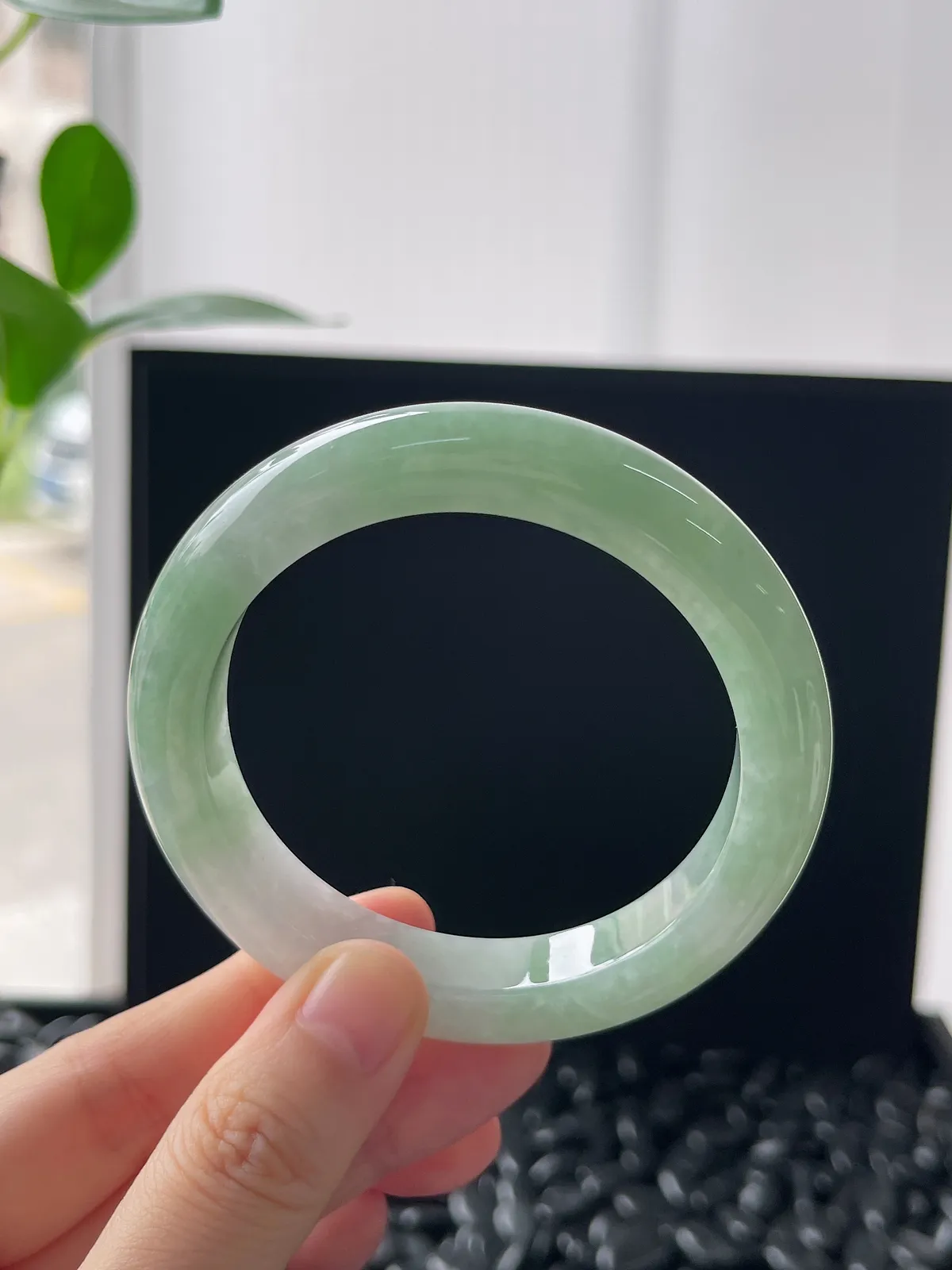 正圈54.5圈口，翡翠糯化种淡绿色手镯