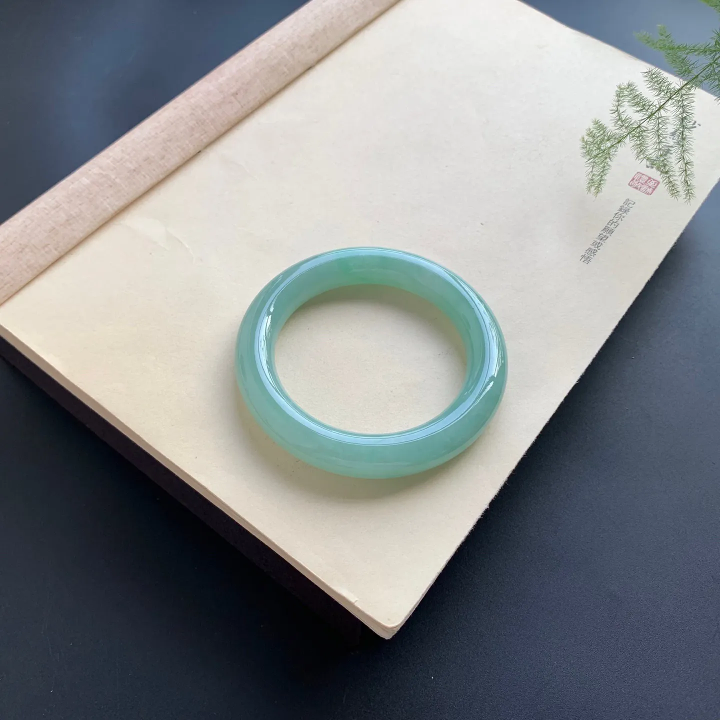 58圈口满色圆条手镯 尺寸：58-12，无纹裂，细腻釉洁，条形饱满