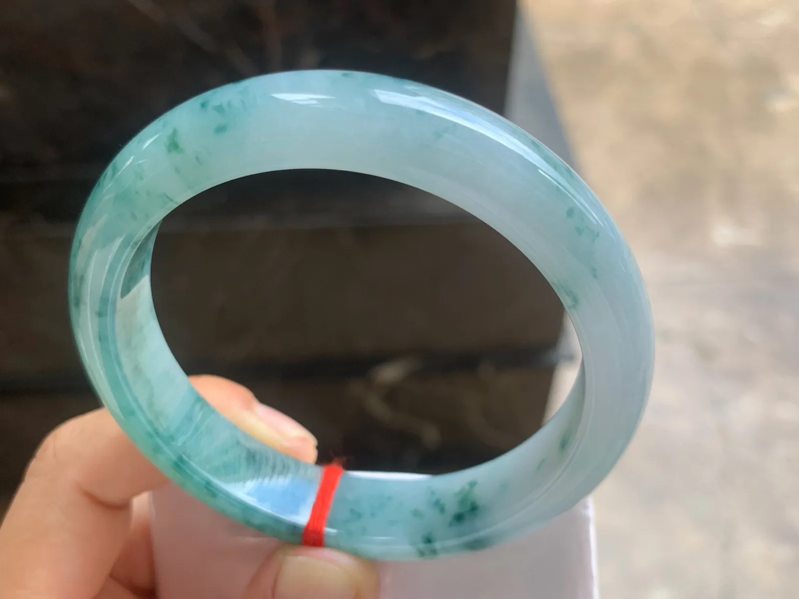 60-12.7-8.5mm
糯冰飘花手镯 底子细腻 大圈口