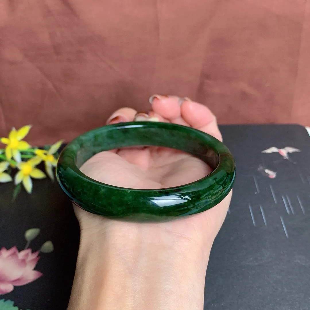 和田玉63圈口菠菜绿碧玉手镯！玉质细腻油润 底色纯净 无纹裂 脂粉好，品质高