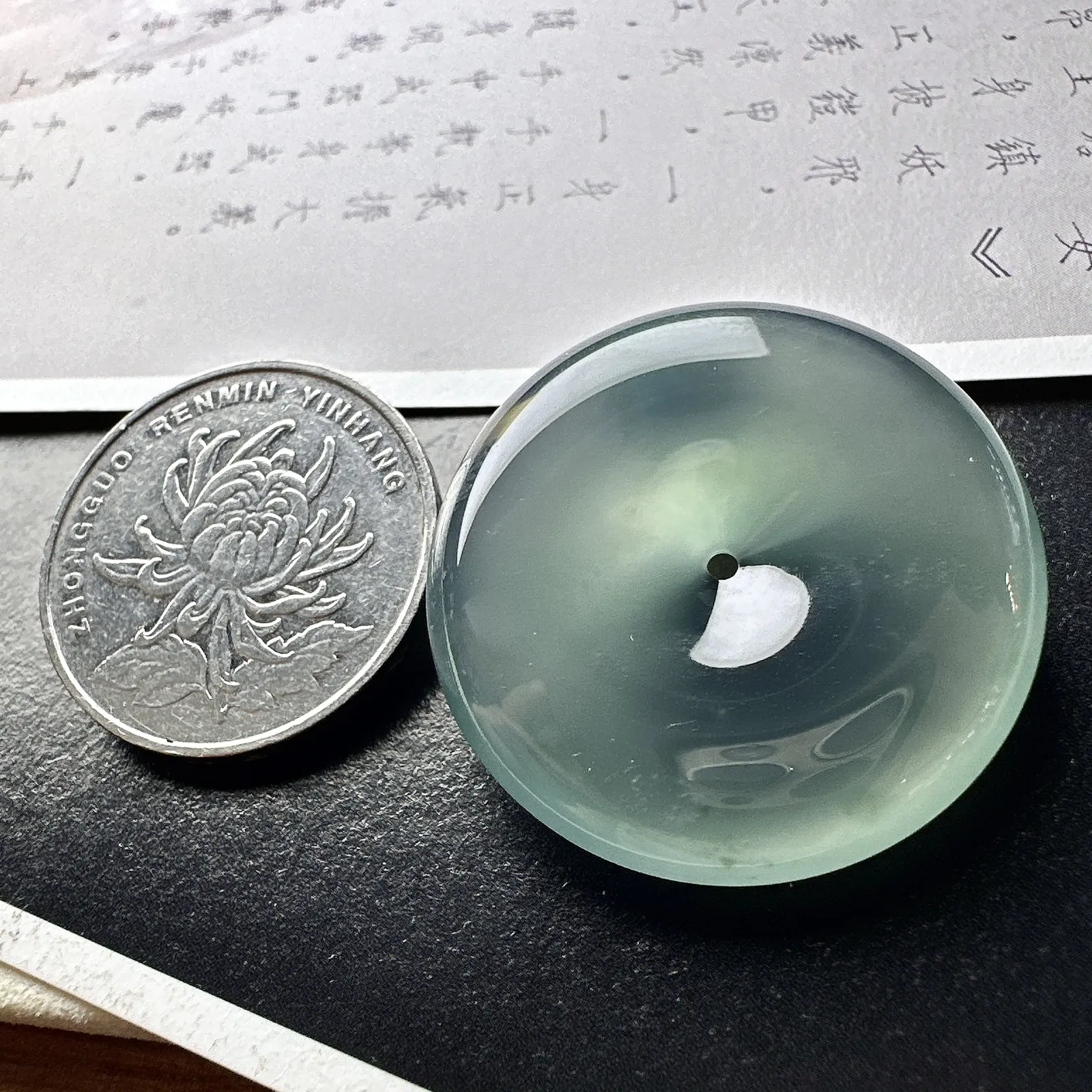 【冰种飘花平安大扣】老坑雪花棉，质地细腻，品质很好，冰感十足，胶感明显，收藏品质
