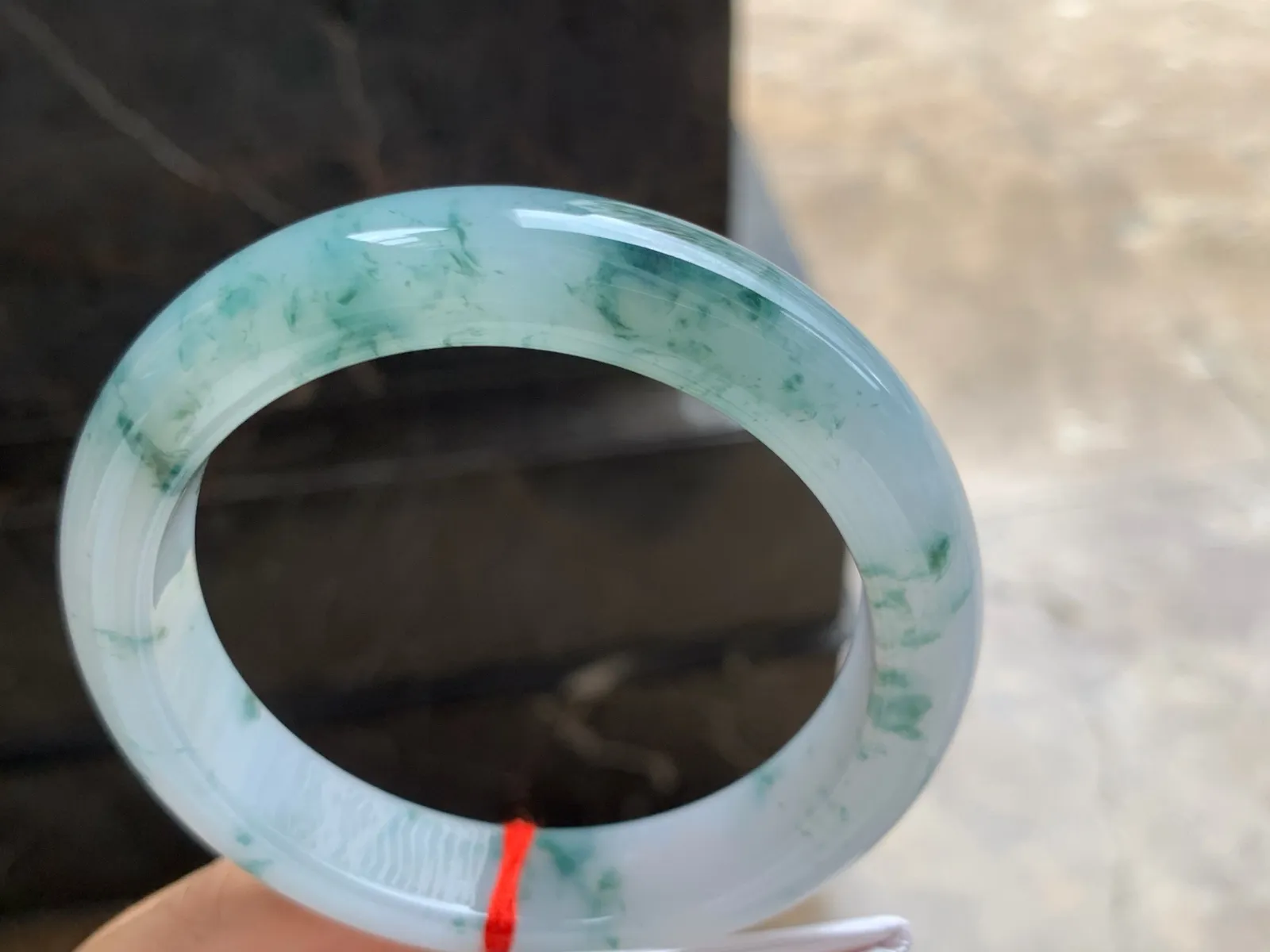 60-13.4-9.4mm
糯冰飘花手镯 底子细腻 水润 大圈口