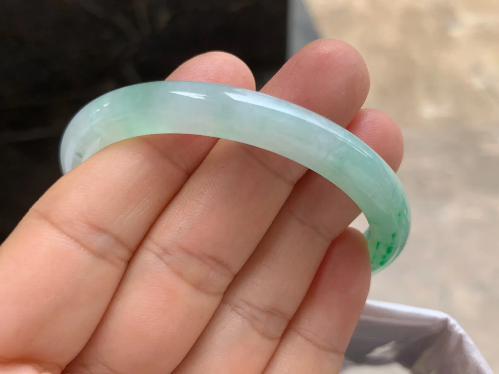 52.5-7.5-6.5mm
冰种带色贵妃手镯 底子细腻 水润 正圈50可带
