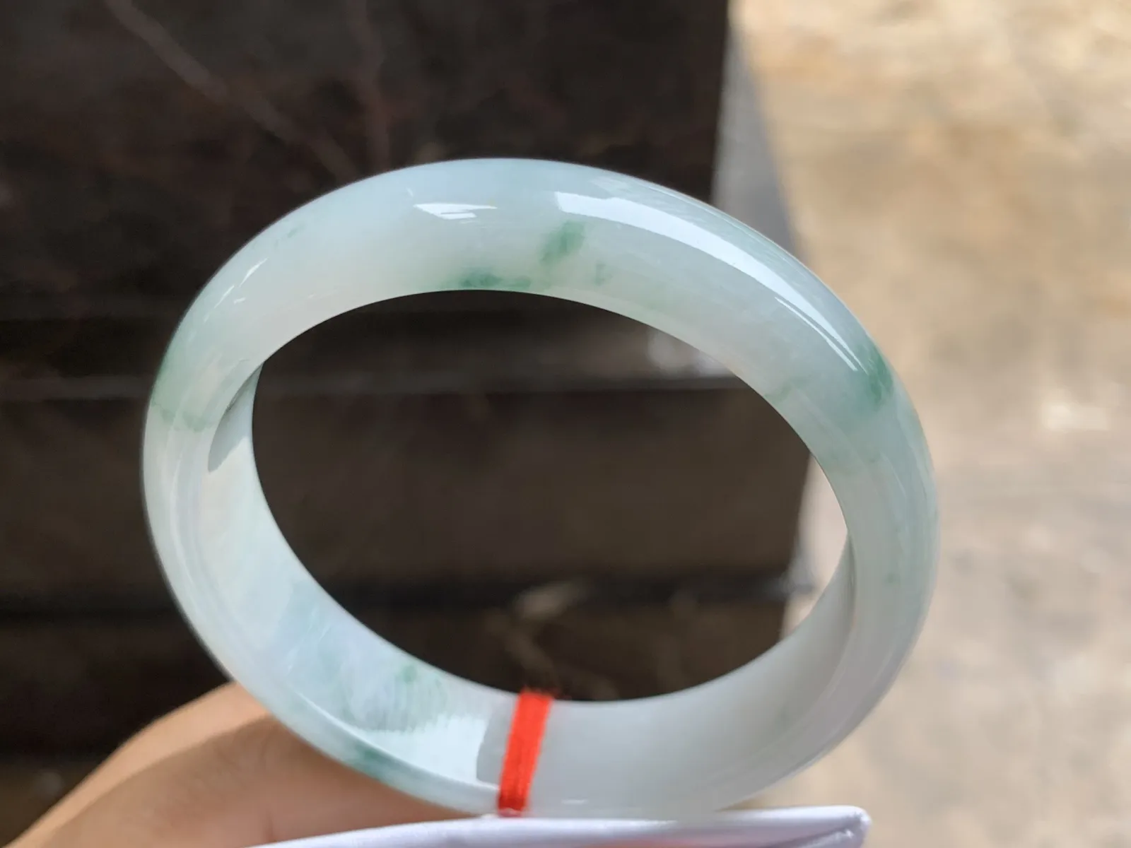 57.5-14.6-7.4mm
糯冰飘花手镯 底子细腻 清爽 宽版