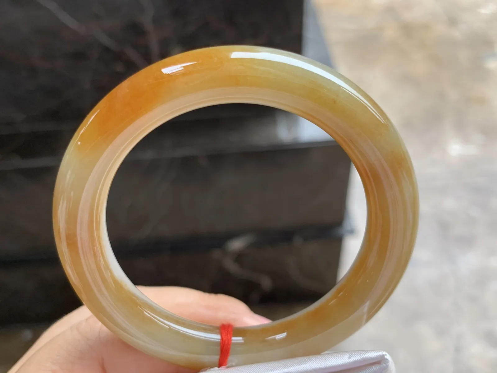 53.5-10mm
黄翡圆条手镯 底子细腻 颜色漂亮