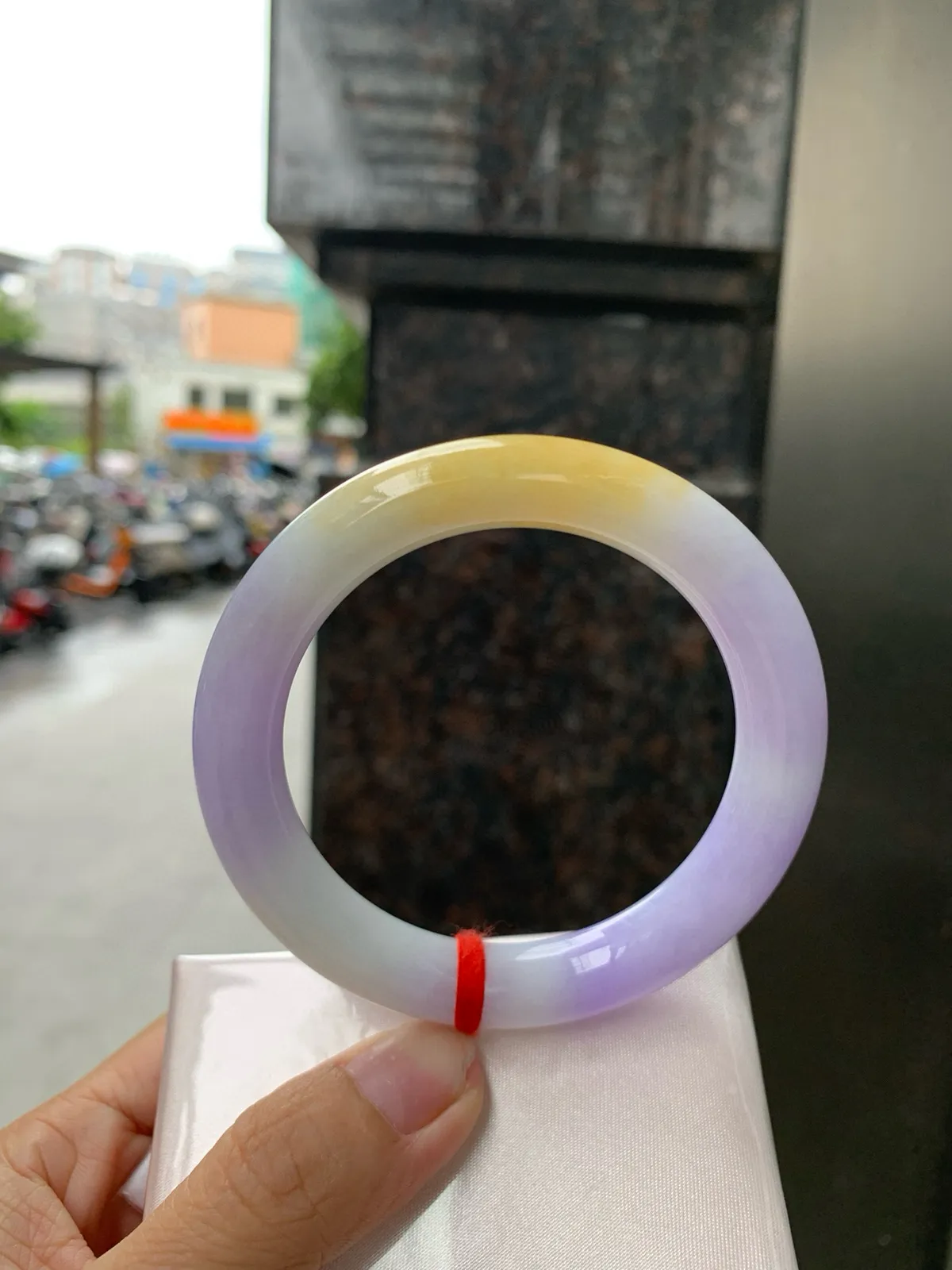 推荐【55.7圈黄加紫福禄圆条】55.7-10.3-10.4，打灯棉絮，细纹，底妆水润细腻，难得一见黄紫双彩福禄特色镯，一眼万年，如命定之约，携富贵之韵，在腕，心安，未来可期