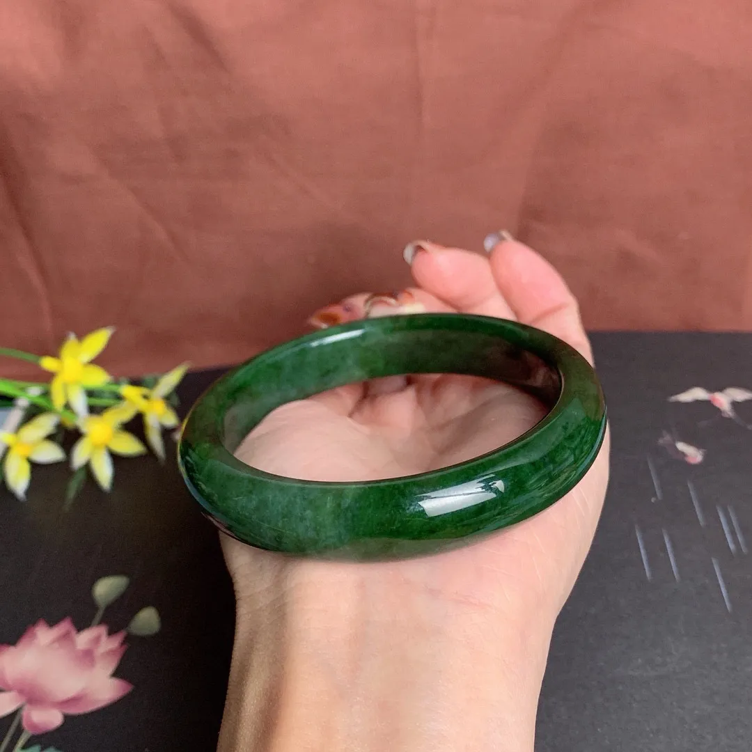 和田玉63圈口菠菜绿碧玉手镯！玉质细腻油润 底色纯净 无纹裂 脂粉好，品质高