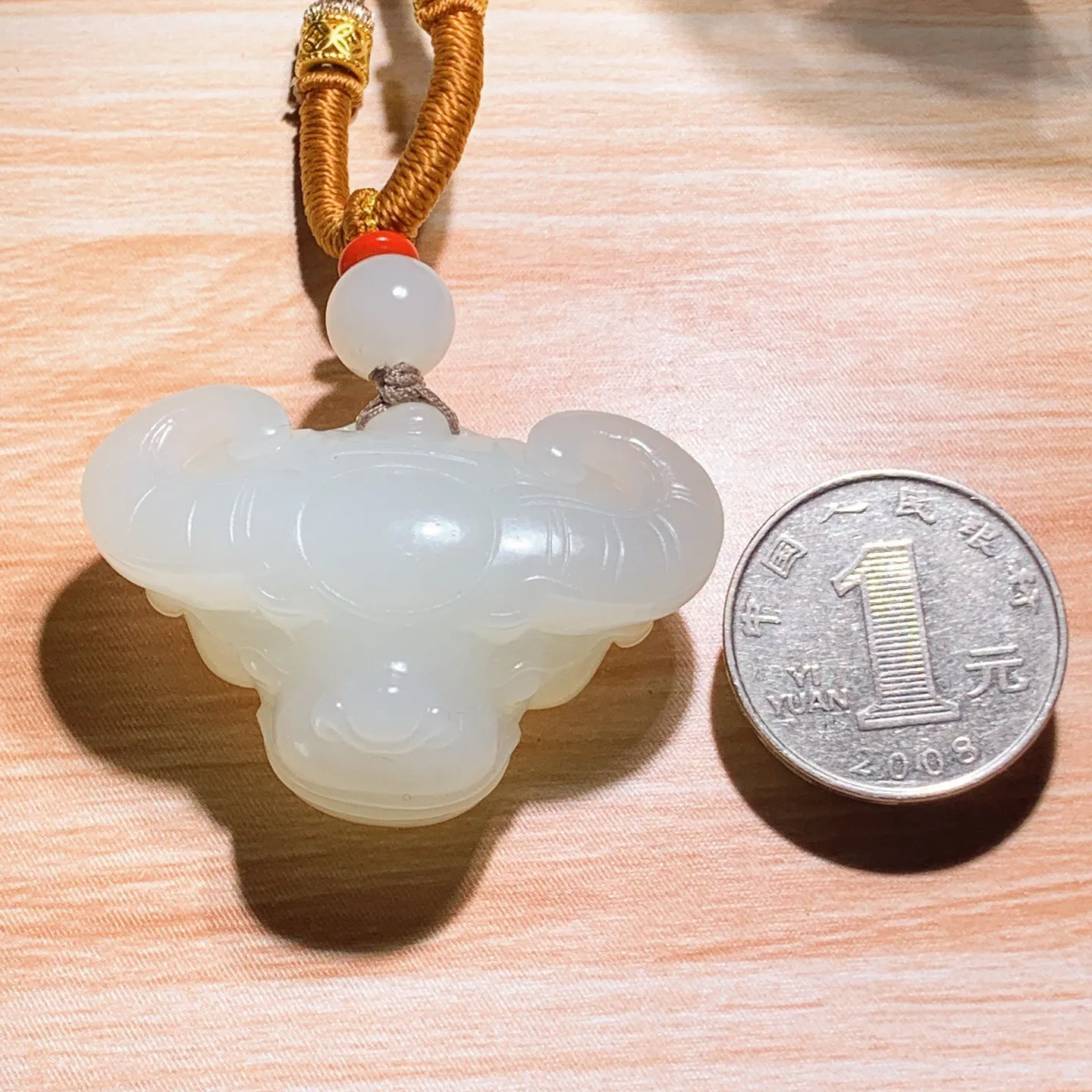 新疆和田玉羊脂白扭转乾坤牛头挂件。尺寸46/30/20重34.9克 玉质细腻油润 底色纯净 脂粉好，品质好。lt251021