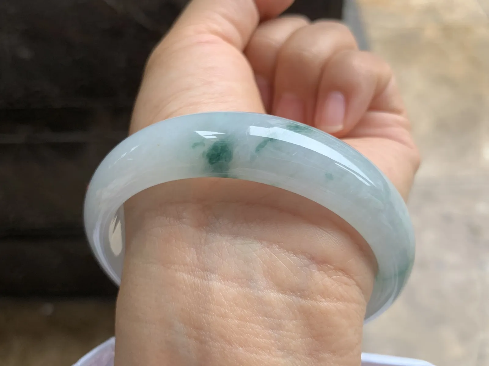 57.5-14.6-7.4mm
糯冰飘花手镯 底子细腻 清爽 宽版