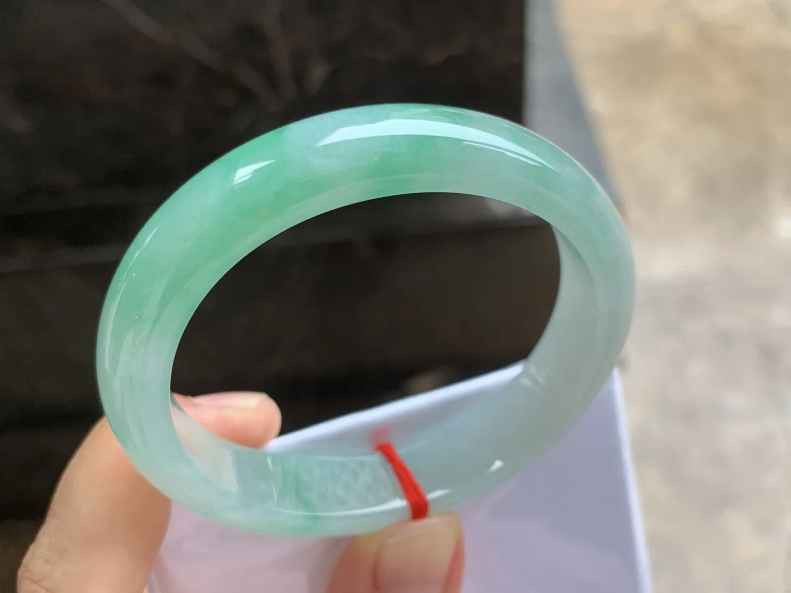 55.5-12.2-7.3mm
带色贵妃手镯 底子细腻 水润清新 正圈52/53可带