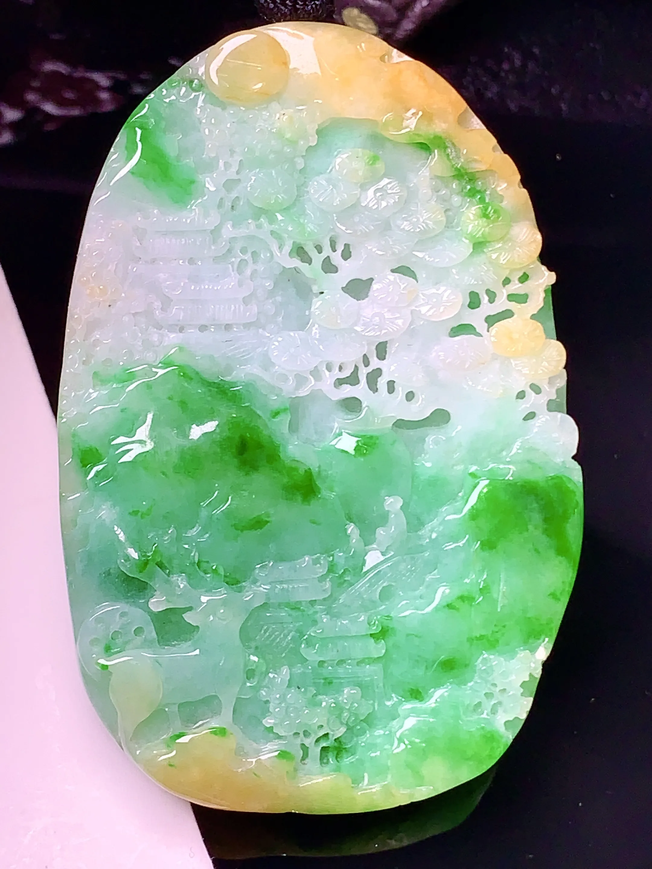 飘绿黄梅花鹿山水牌子吊坠 玉质细腻 色泽清新艳丽 整体尺寸61.5*41.2*7.7