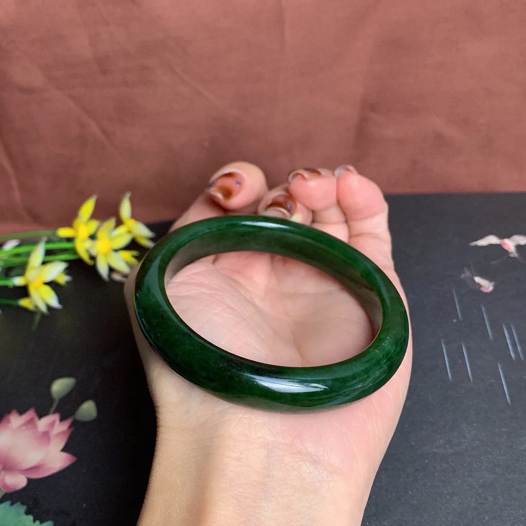 和田玉56.5圈口菠菜绿碧玉手镯！玉质细腻油润 底色纯净 无纹裂 脂粉好，品质高